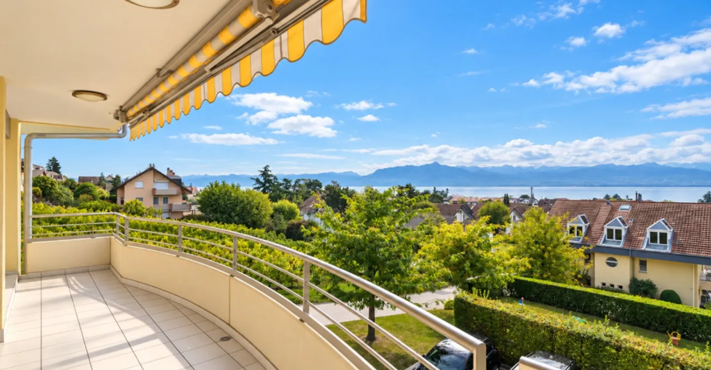 Stunning Apartment with Lake View - Photo 3 of 13