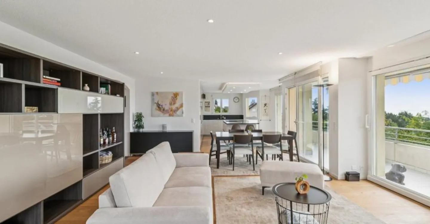 Stunning Apartment with Lake View - Photo 5 of 13