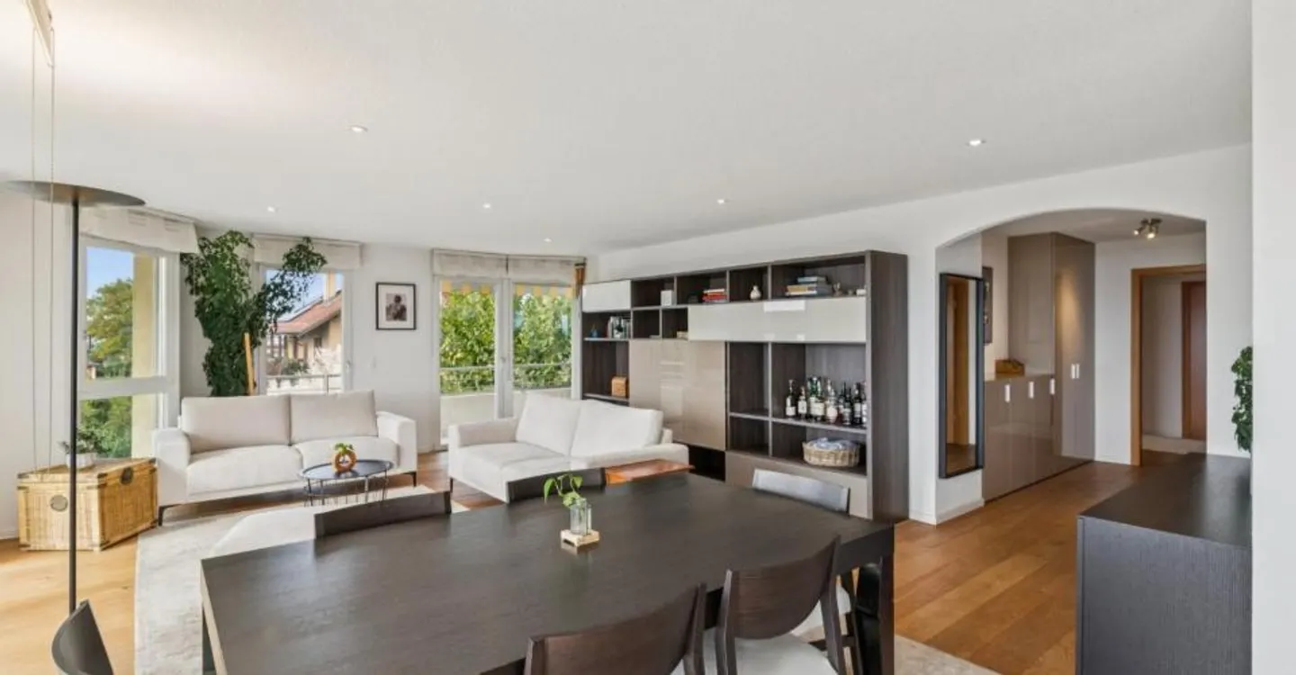 Stunning Apartment with Lake View - Photo 6 of 13