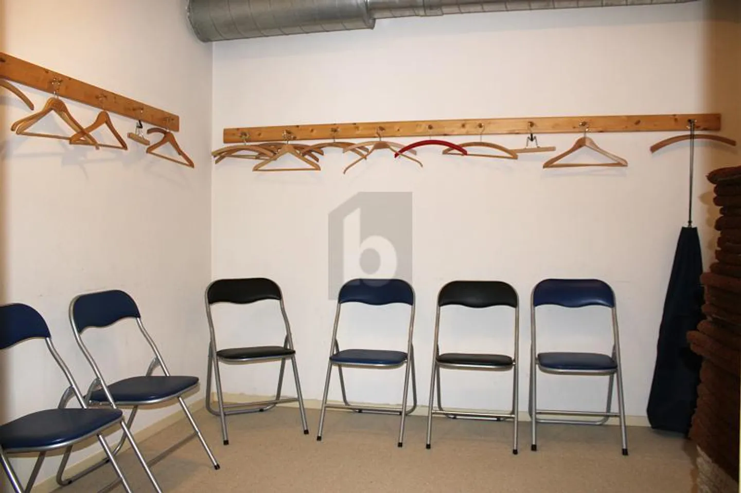 BRIGHT WITH CLOAKROOM, SHOWER AND SAUNA - Photo 3 of 5