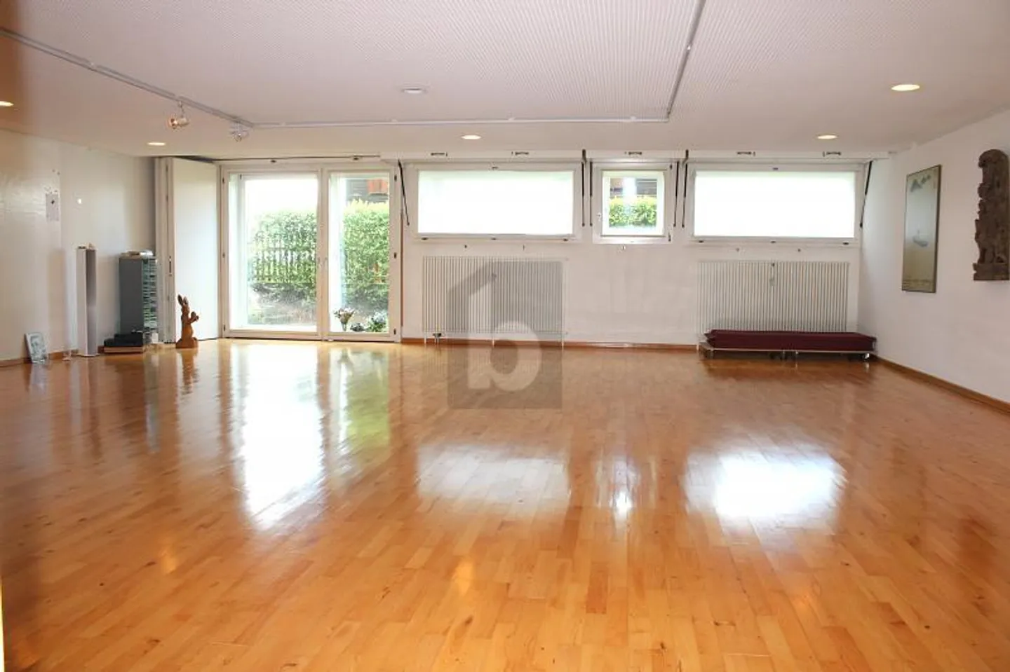 BRIGHT WITH CLOAKROOM, SHOWER AND SAUNA - Photo 1 of 5