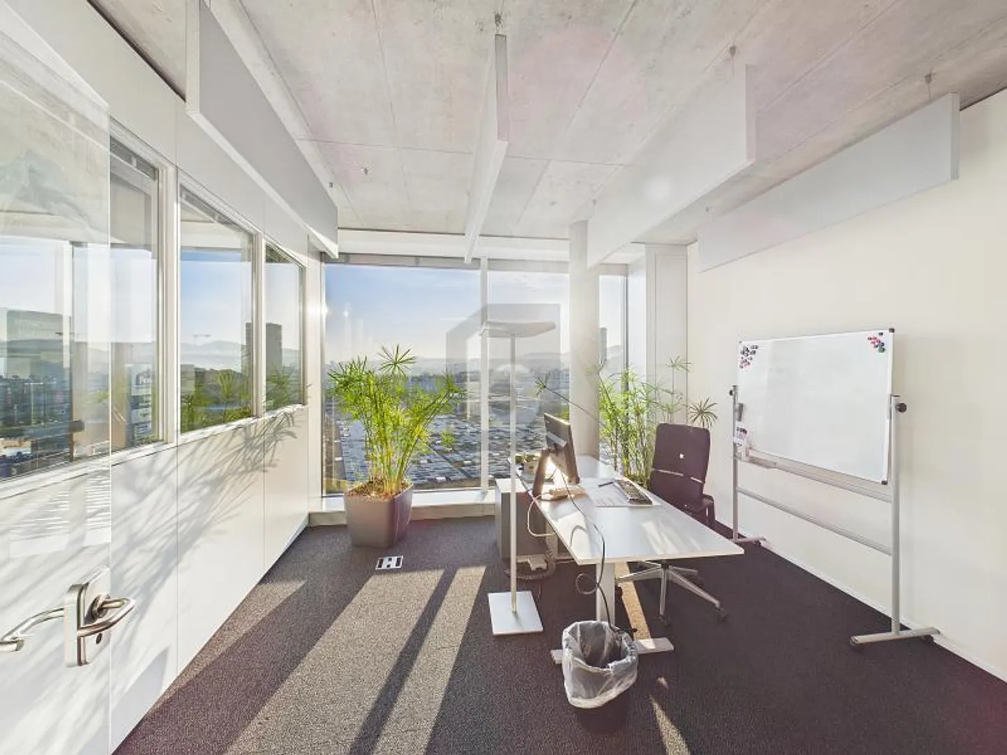 BAIGNÉ DE LUMIÈRE ET MODERNE AVEC BUREAUX INDIVIDUELS - Photo 4 sur 5