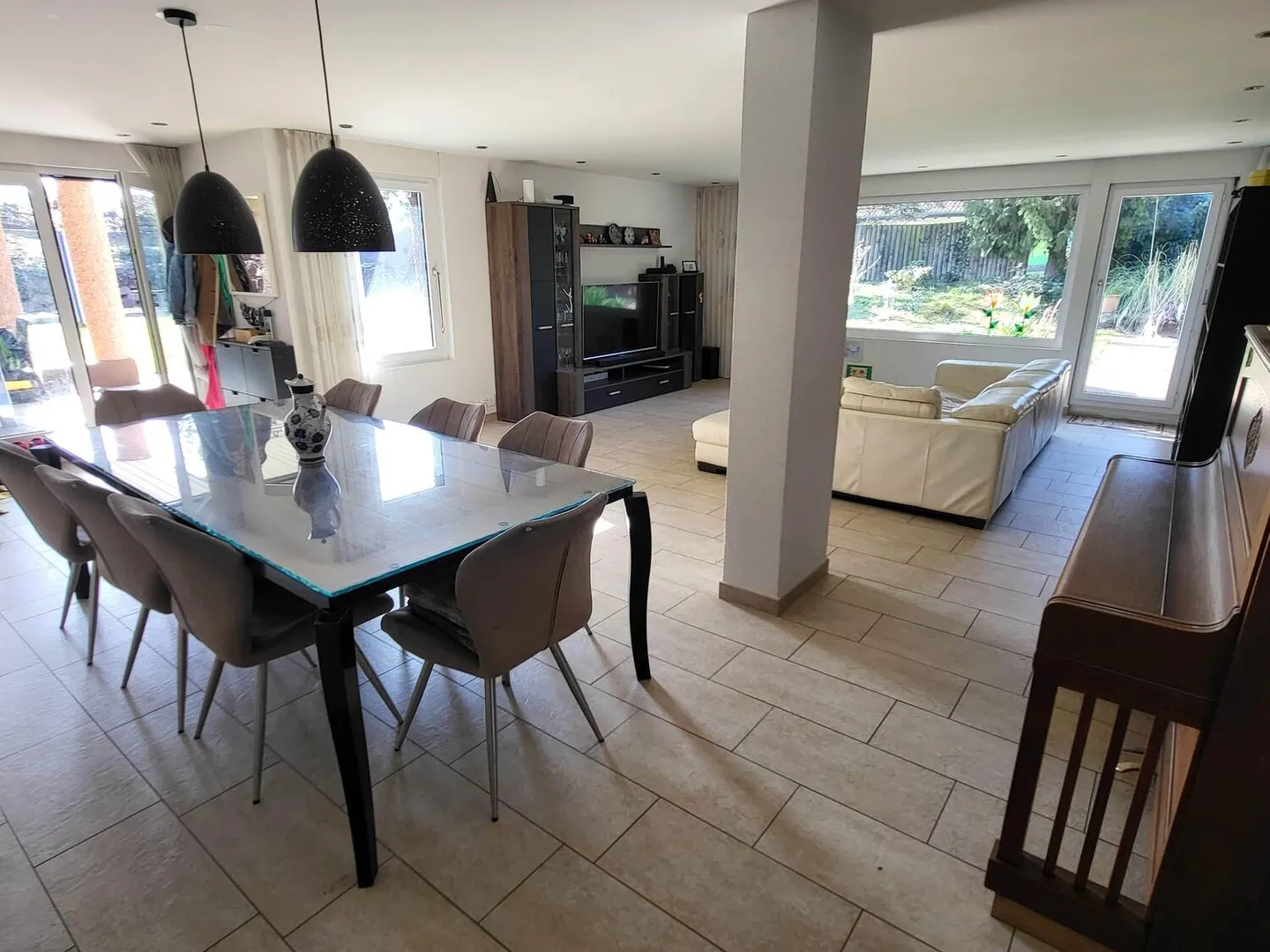 Casa familiare luminosa con giardino - Foto 2 di 10