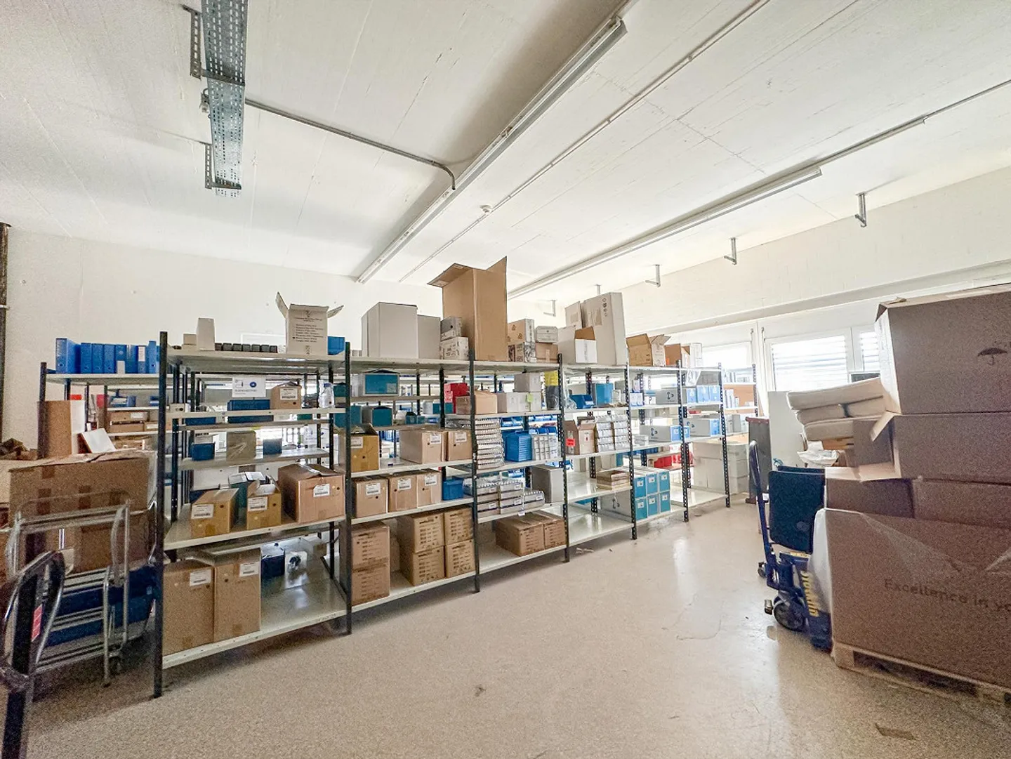 Espaces de stockage avec bureau intégré - Photo 2 sur 5