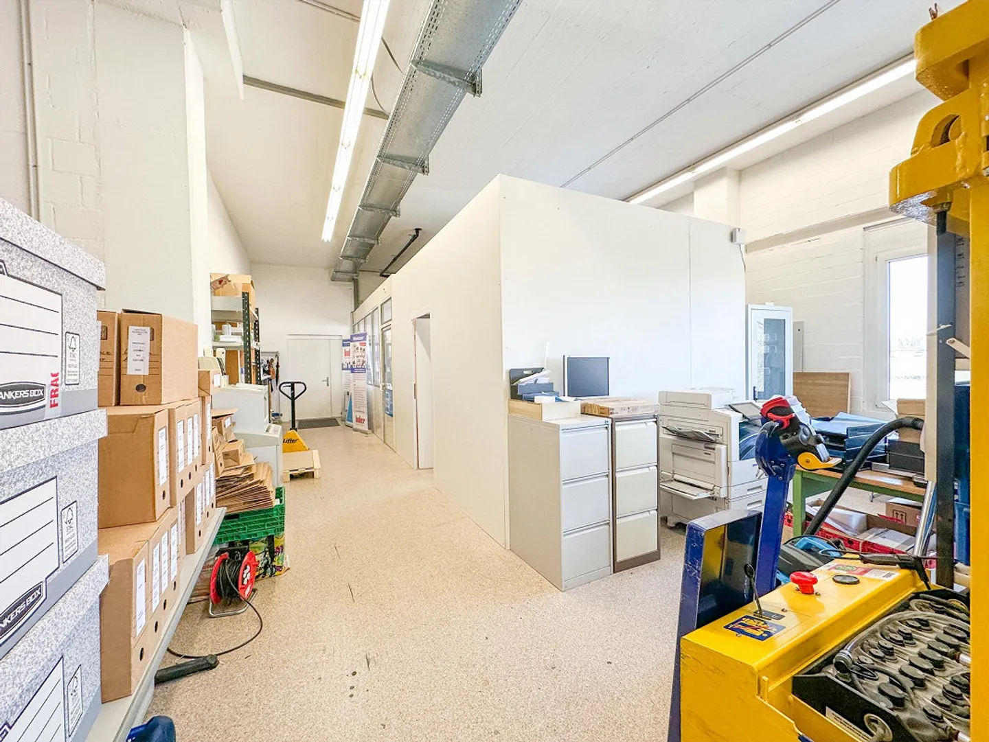 Espaces de stockage avec bureau intégré - Photo 3 sur 5