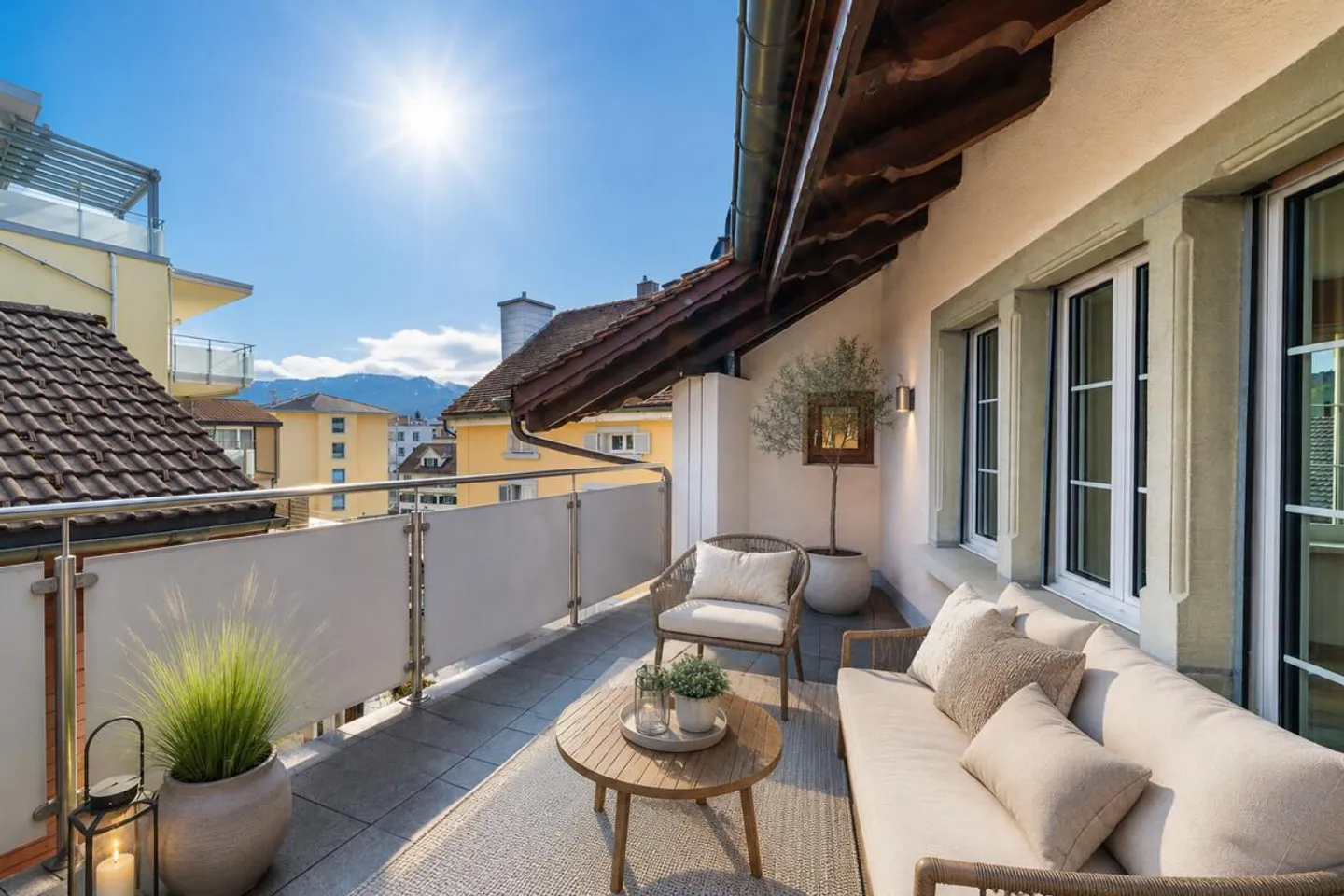 Einsiedeln: freshly renovated penthouse apartment in the old town - Photo 4 of 5