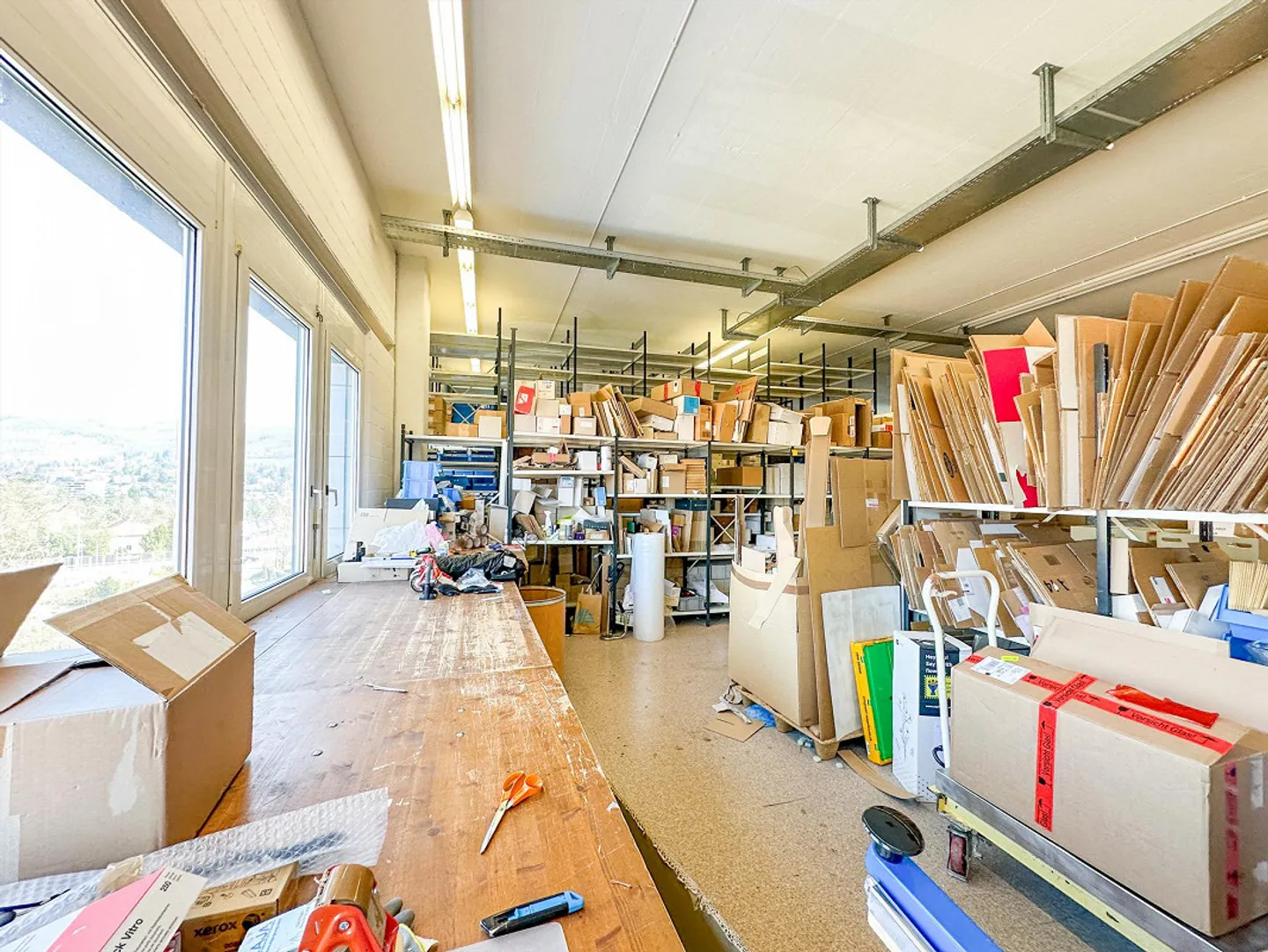 Espaces de stockage avec bureau intégré - Photo 4 sur 5