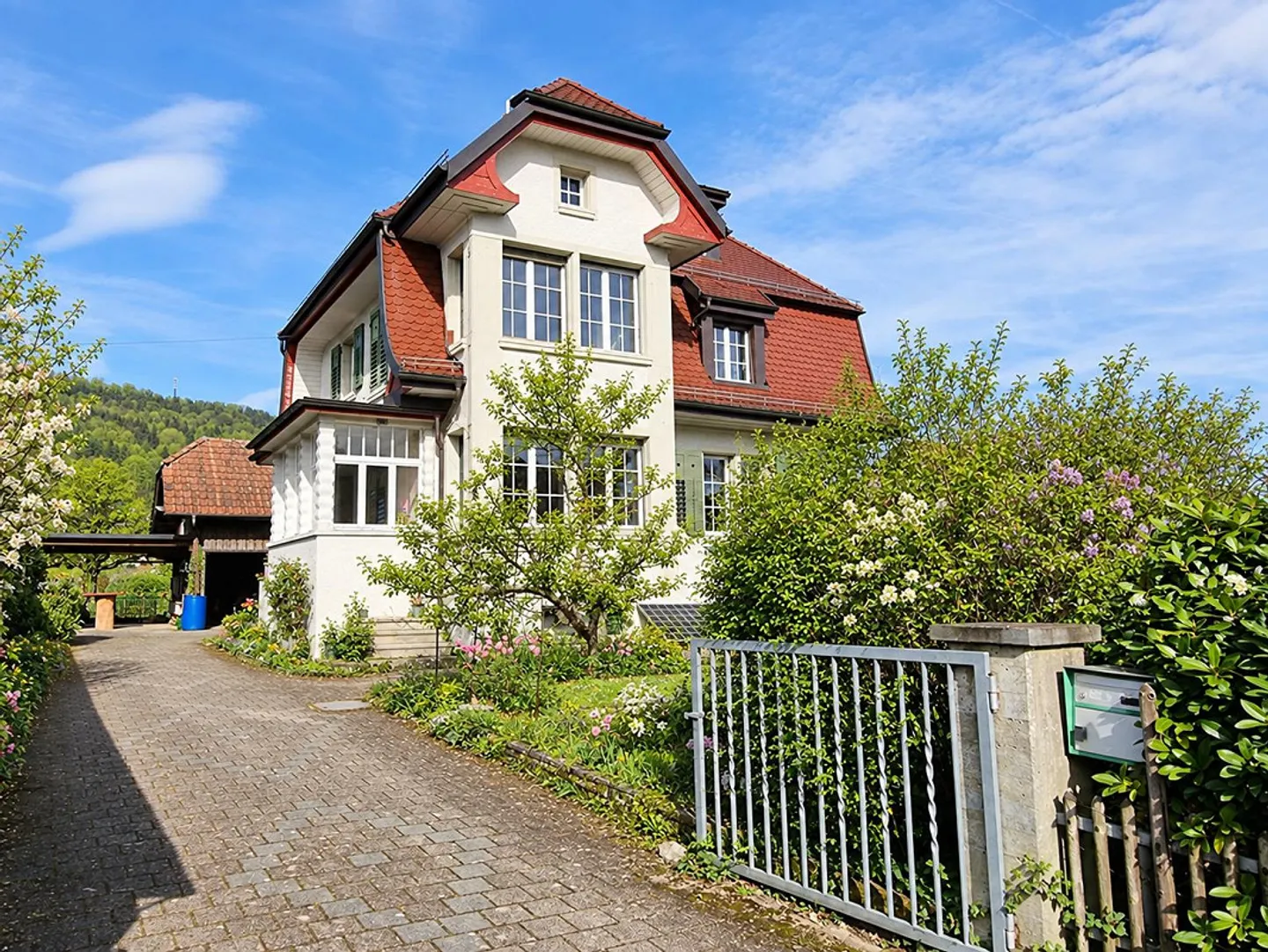 Representative, protected residential house with large idyllic garden - Photo 1 of 7