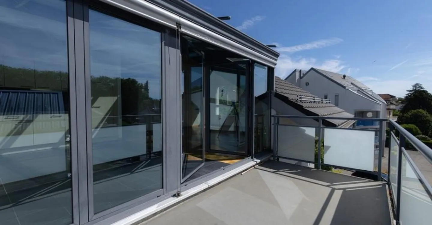 Magnificent bright duplex apartment just steps from the lake - Photo 1 of 8