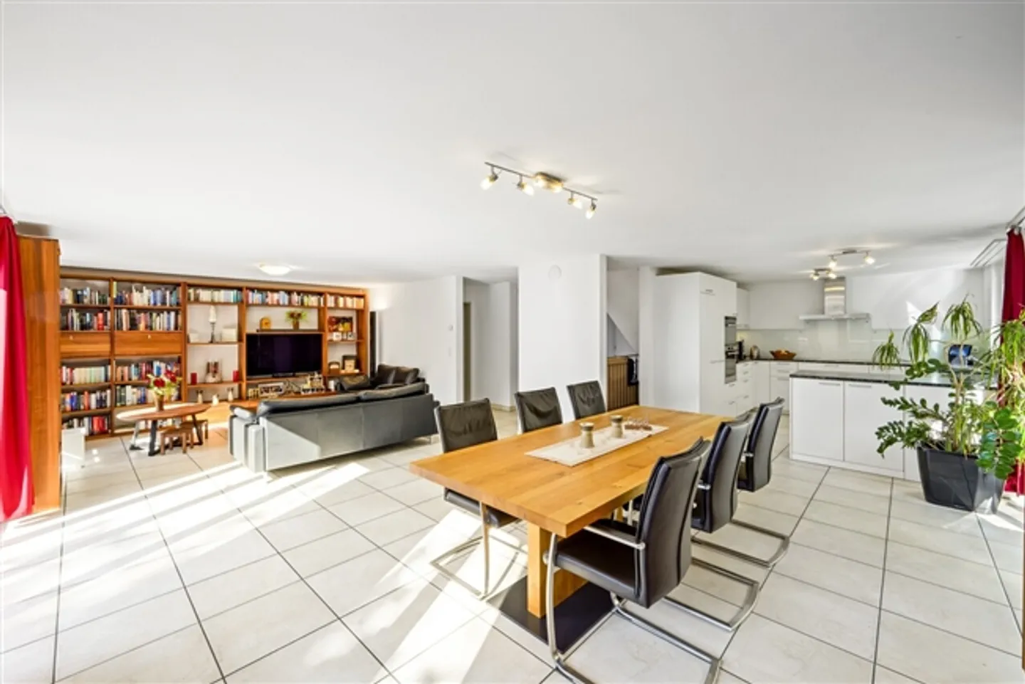 Exclusive semi-detached house with privacy and plenty of greenery - Photo 6 of 16