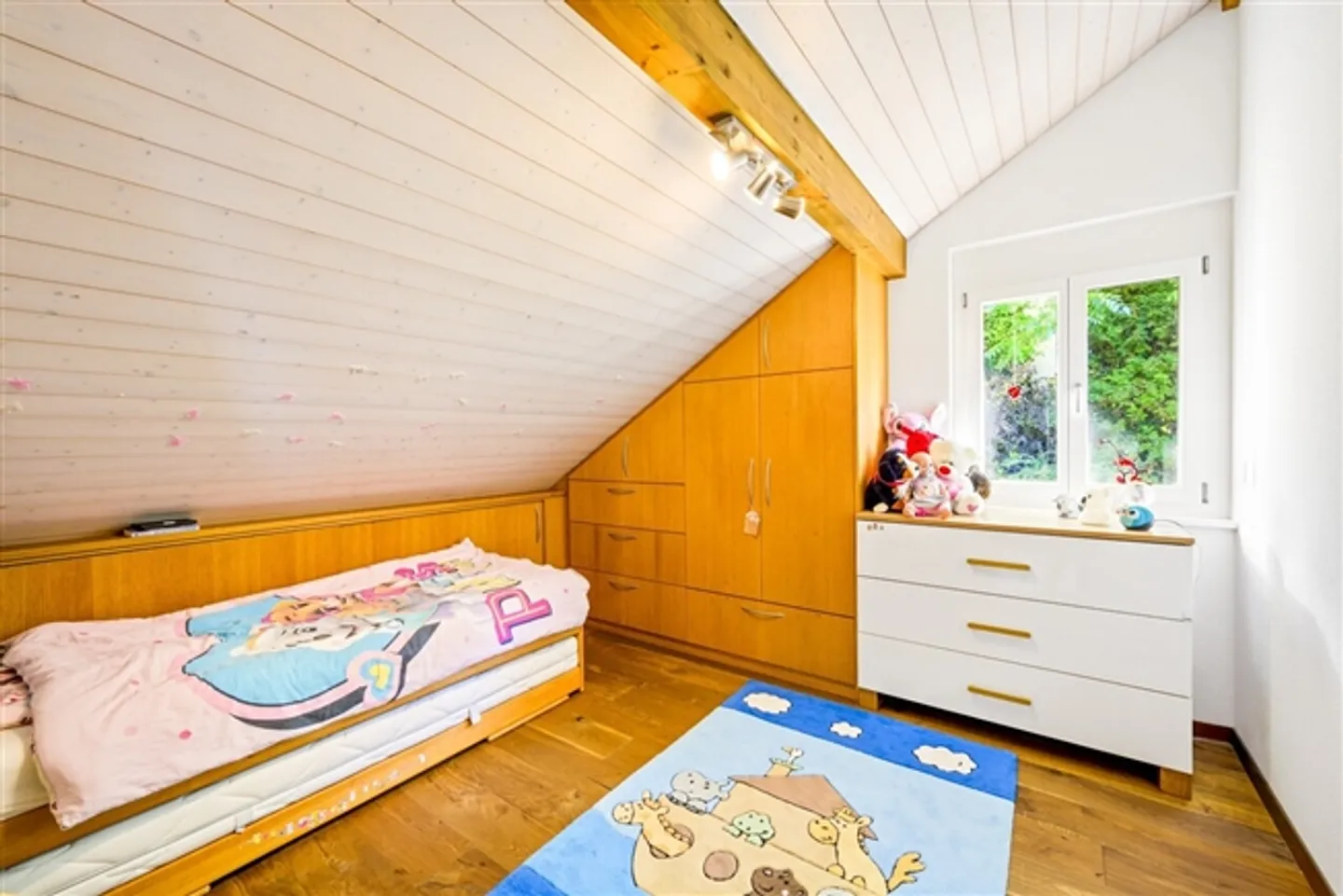 Exclusive semi-detached house with privacy and plenty of greenery - Photo 11 of 16