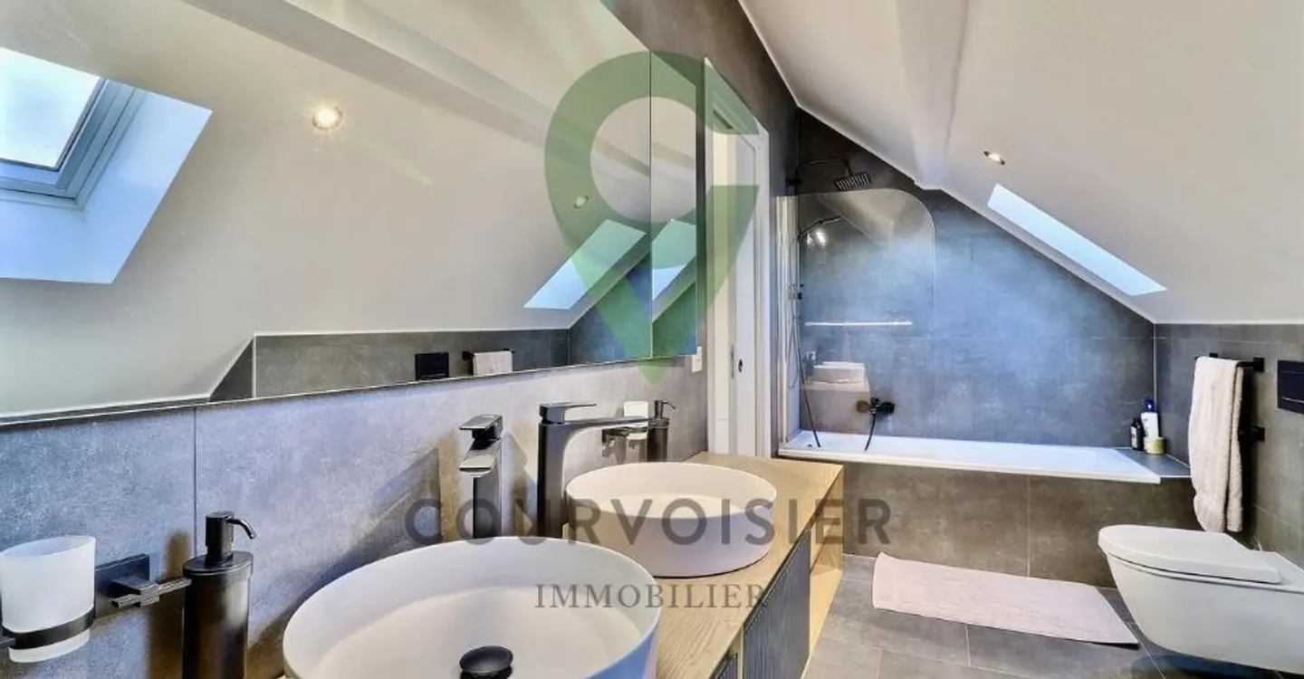 Spacious duplex offering the charm of the old and absolute comfort - Photo 8 of 11