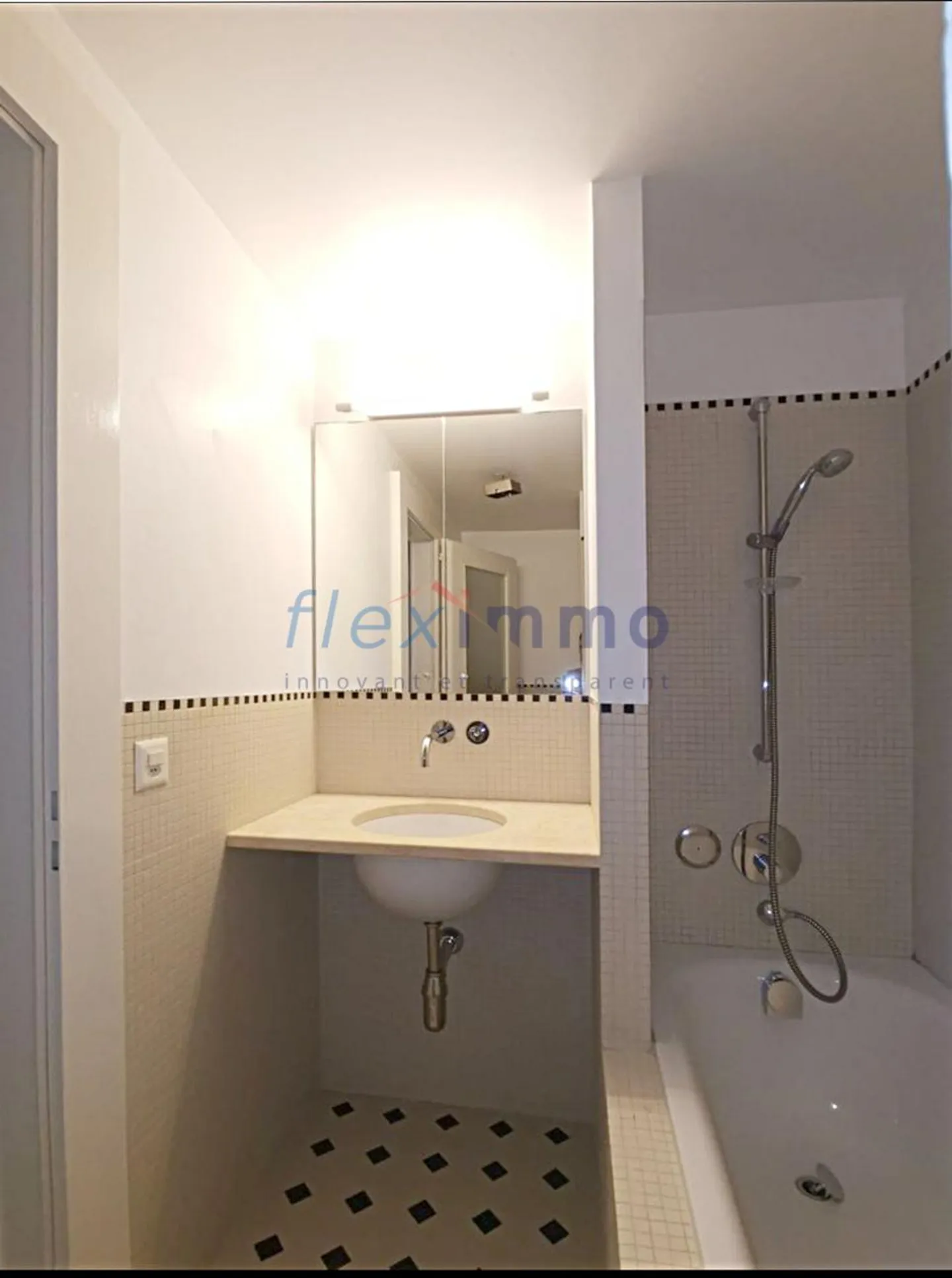 Magnificent renovated apartment - Photo 7 of 9