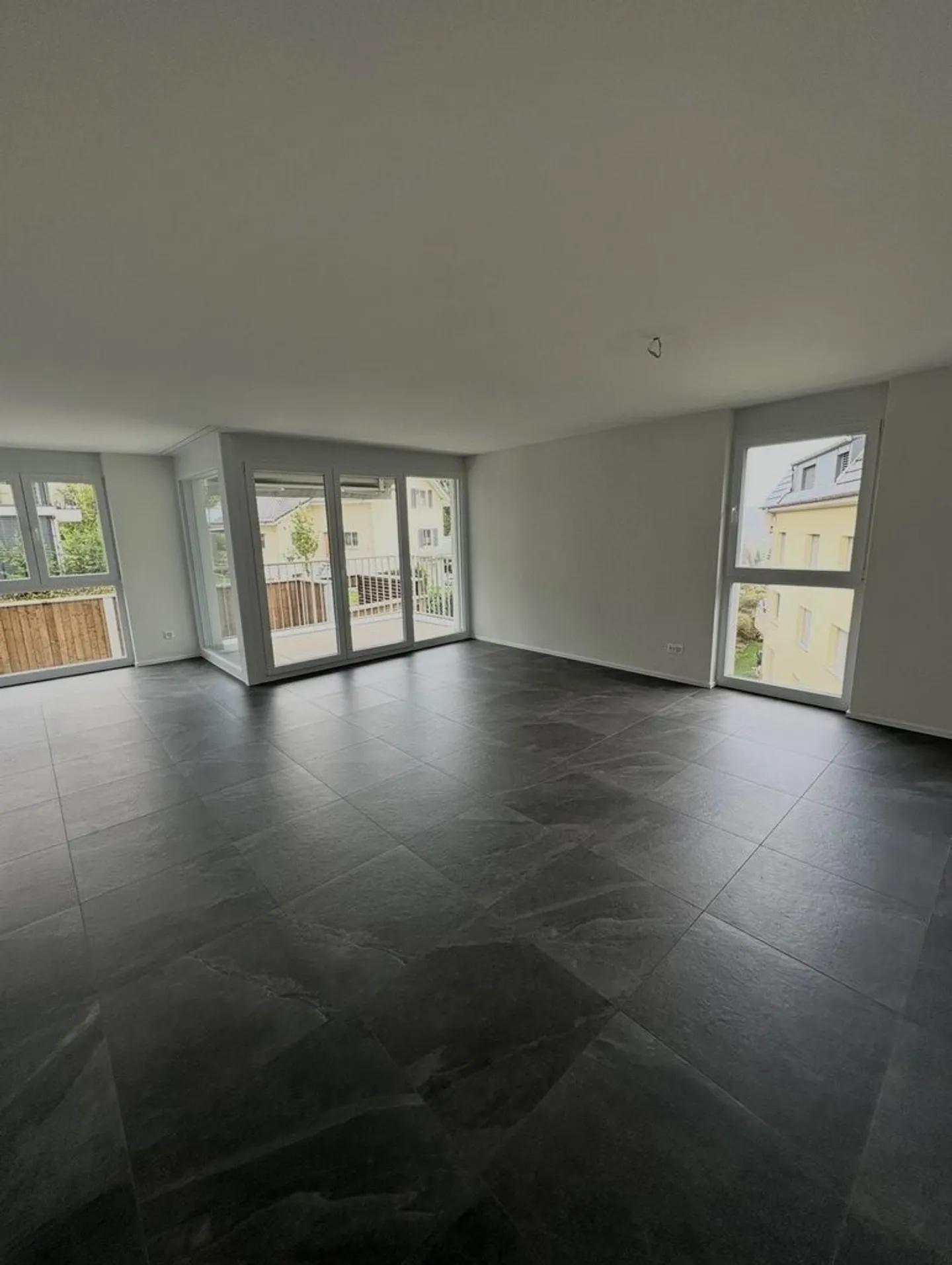 Modern 3.5-Room Apartment - Photo 1 of 4