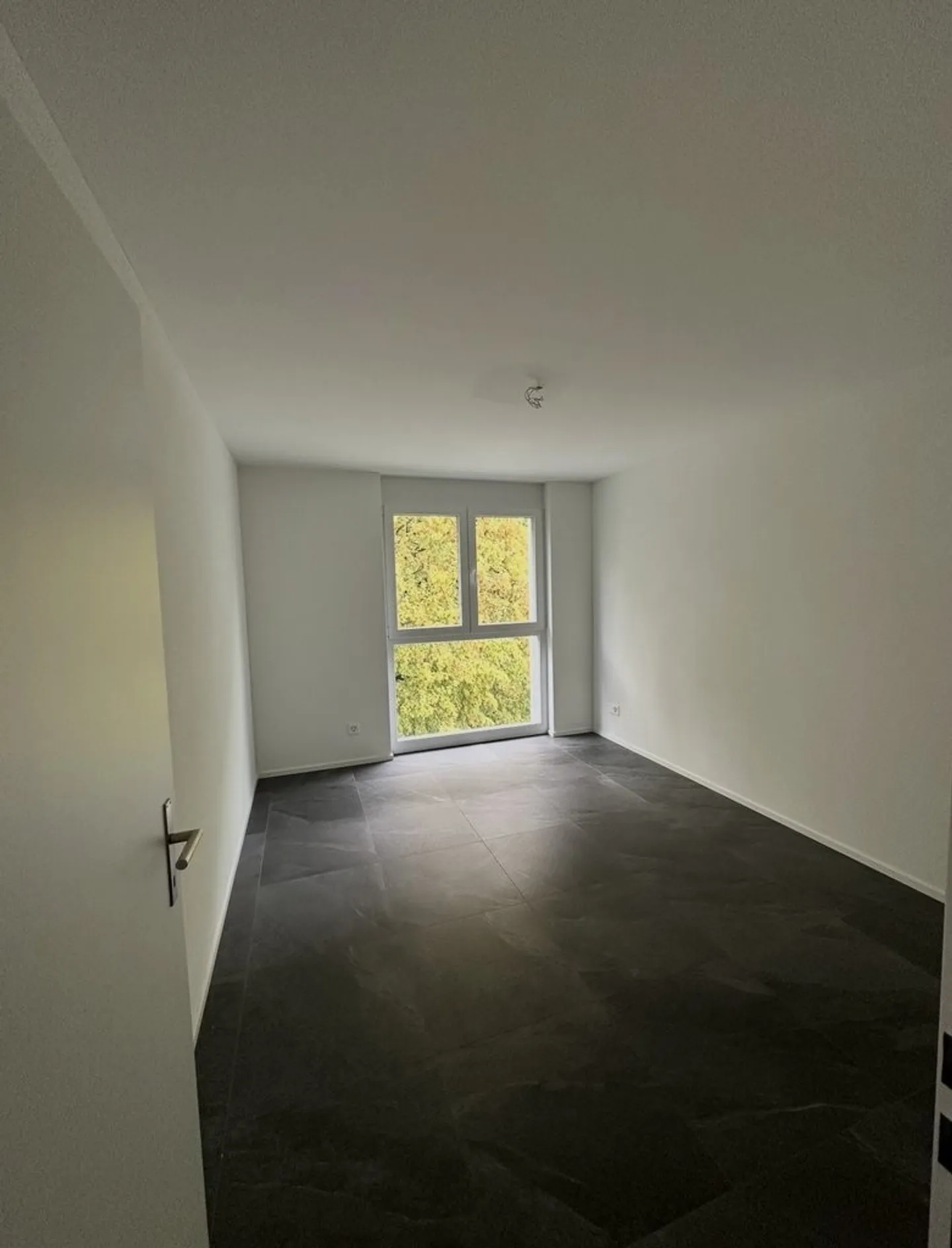 Modern 3.5-Room Apartment - Photo 2 of 4