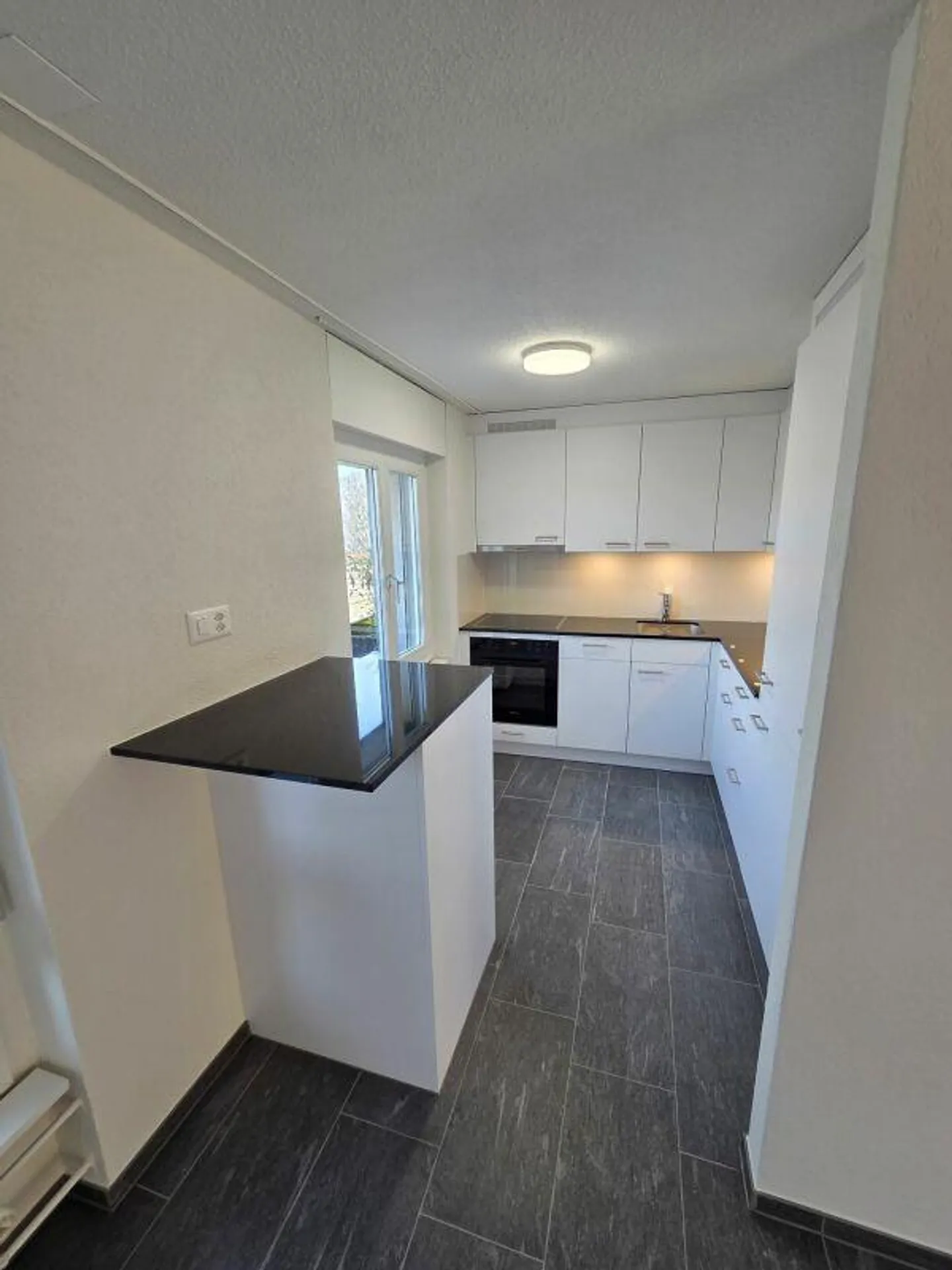 Nuovamente ristrutturato con vista lago e area salotto in giardino! - Foto 3 di 13