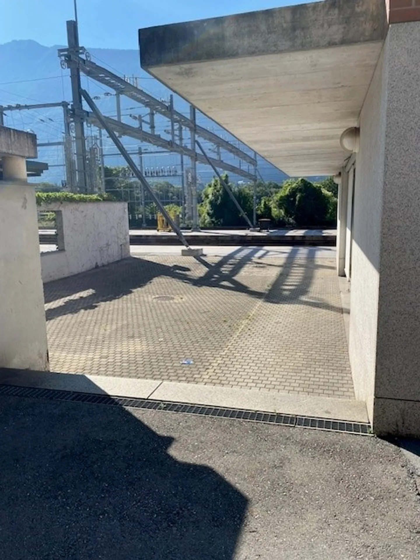 Superficie di vendita di 171 m2, idealmente situata presso la stazione ferroviaria di Sierre - Foto 1 di 4