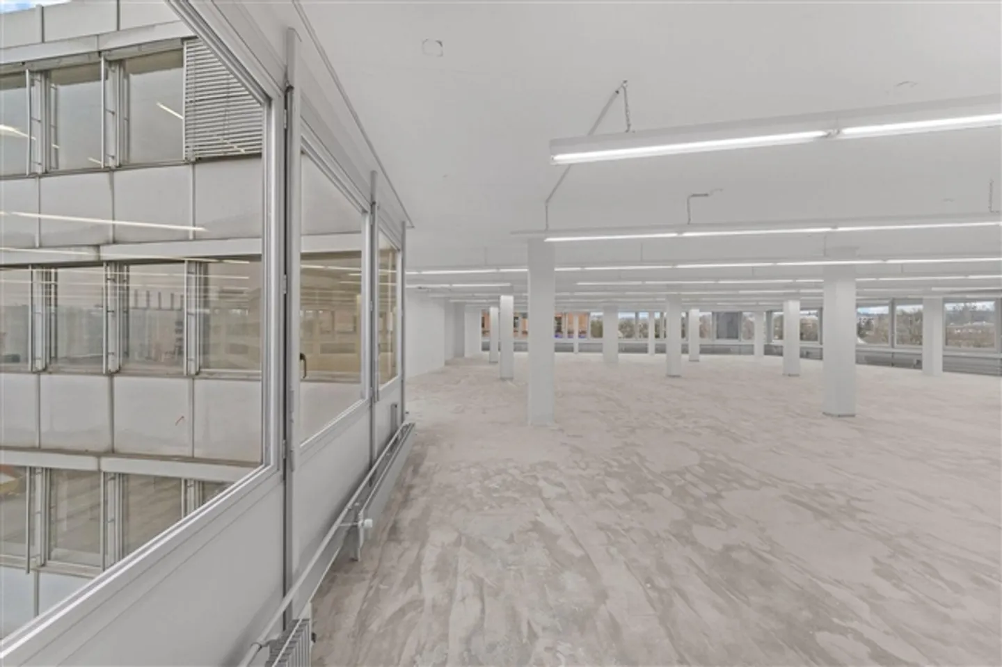 Espace commercial spacieux avec une charge de sol de 1 000 kg/m² - Photo 4 sur 13