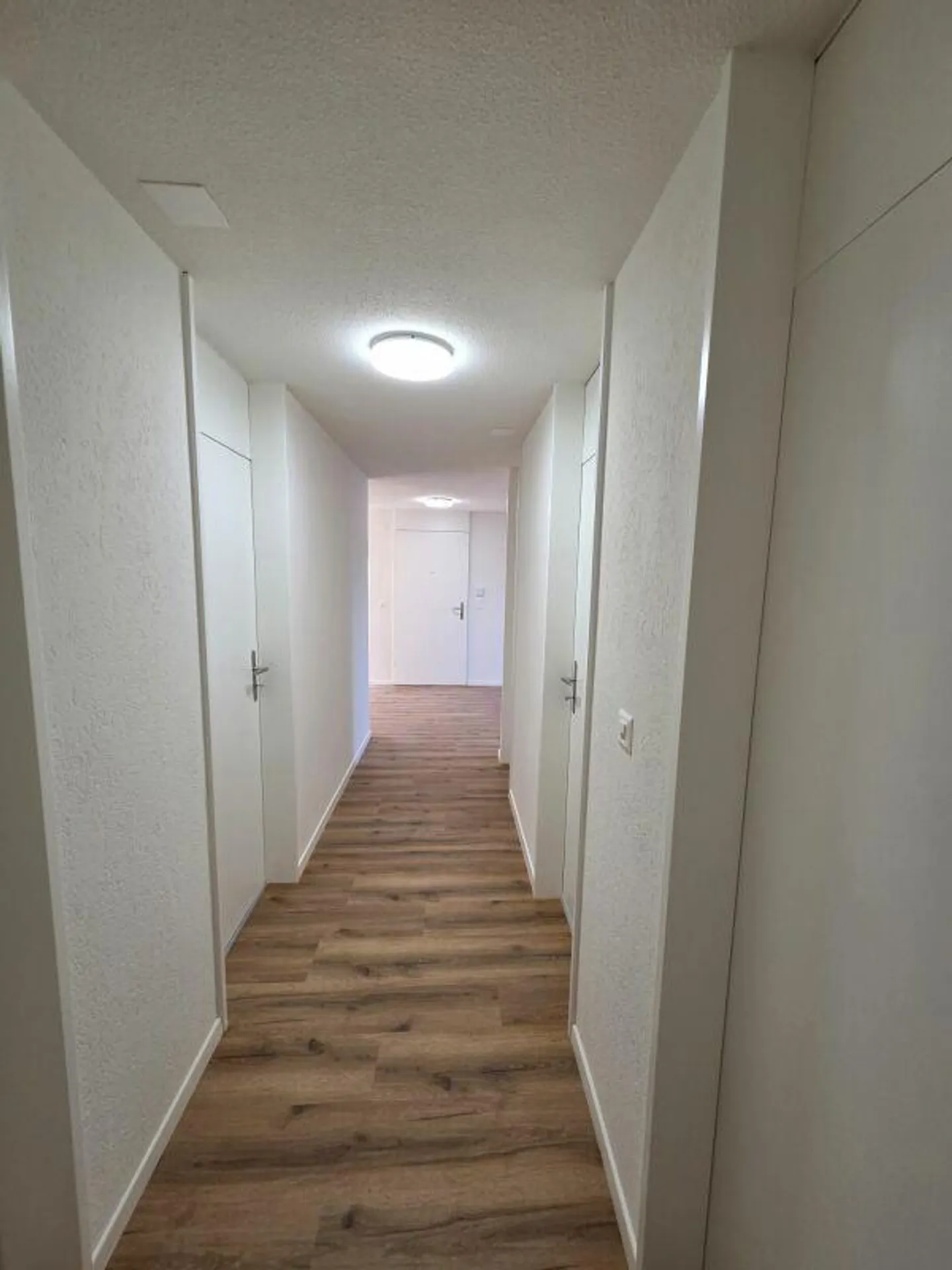 Nuovamente ristrutturato con vista lago e area salotto in giardino! - Foto 8 di 13