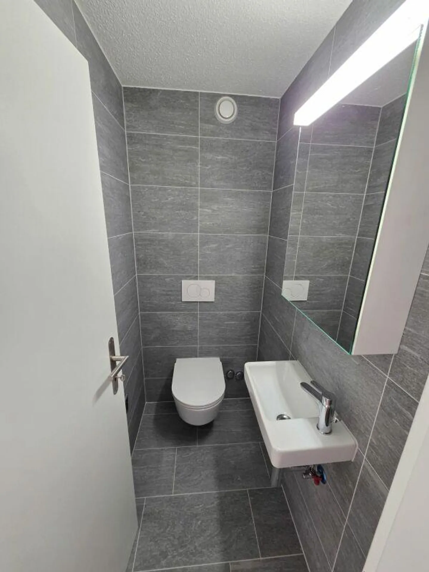 Nuovamente ristrutturato con vista lago e area salotto in giardino! - Foto 9 di 13