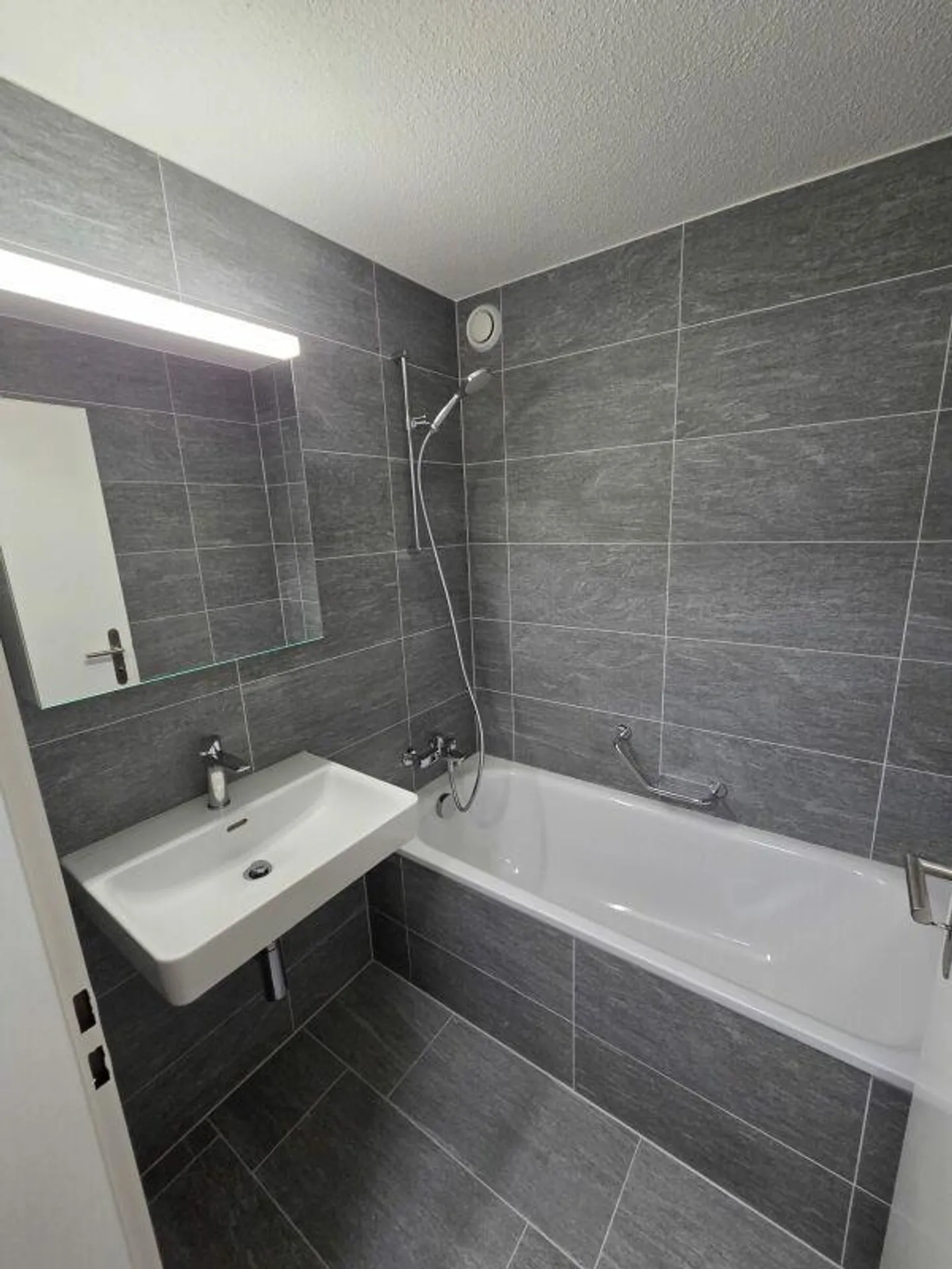 Nuovamente ristrutturato con vista lago e area salotto in giardino! - Foto 10 di 13