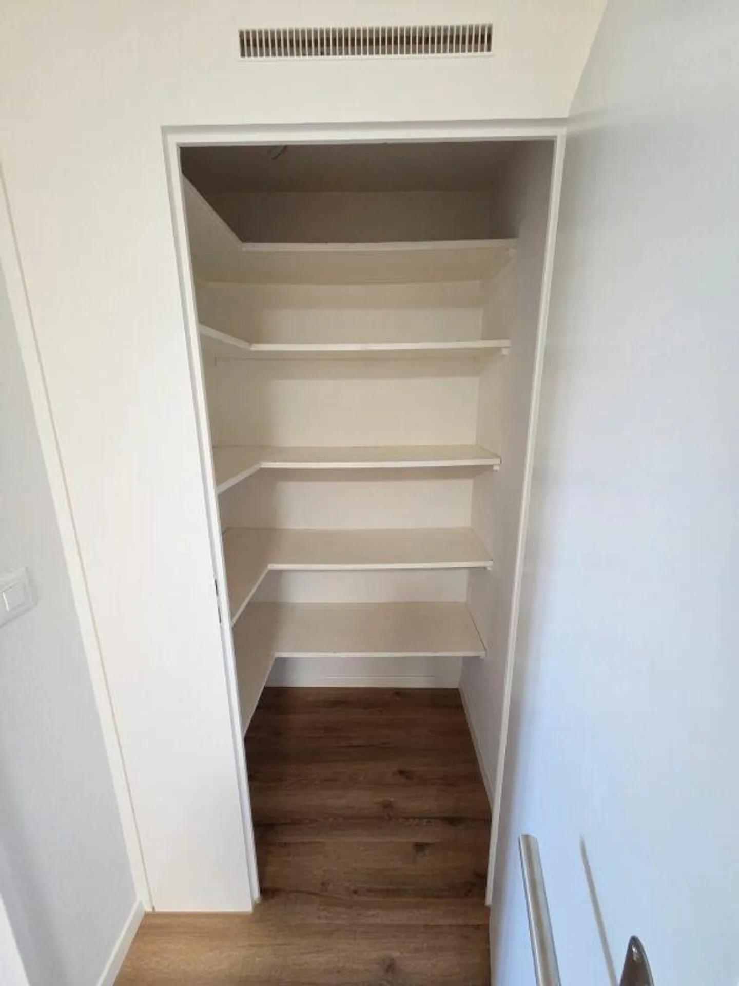 Nuovamente ristrutturato con vista lago e area salotto in giardino! - Foto 11 di 13