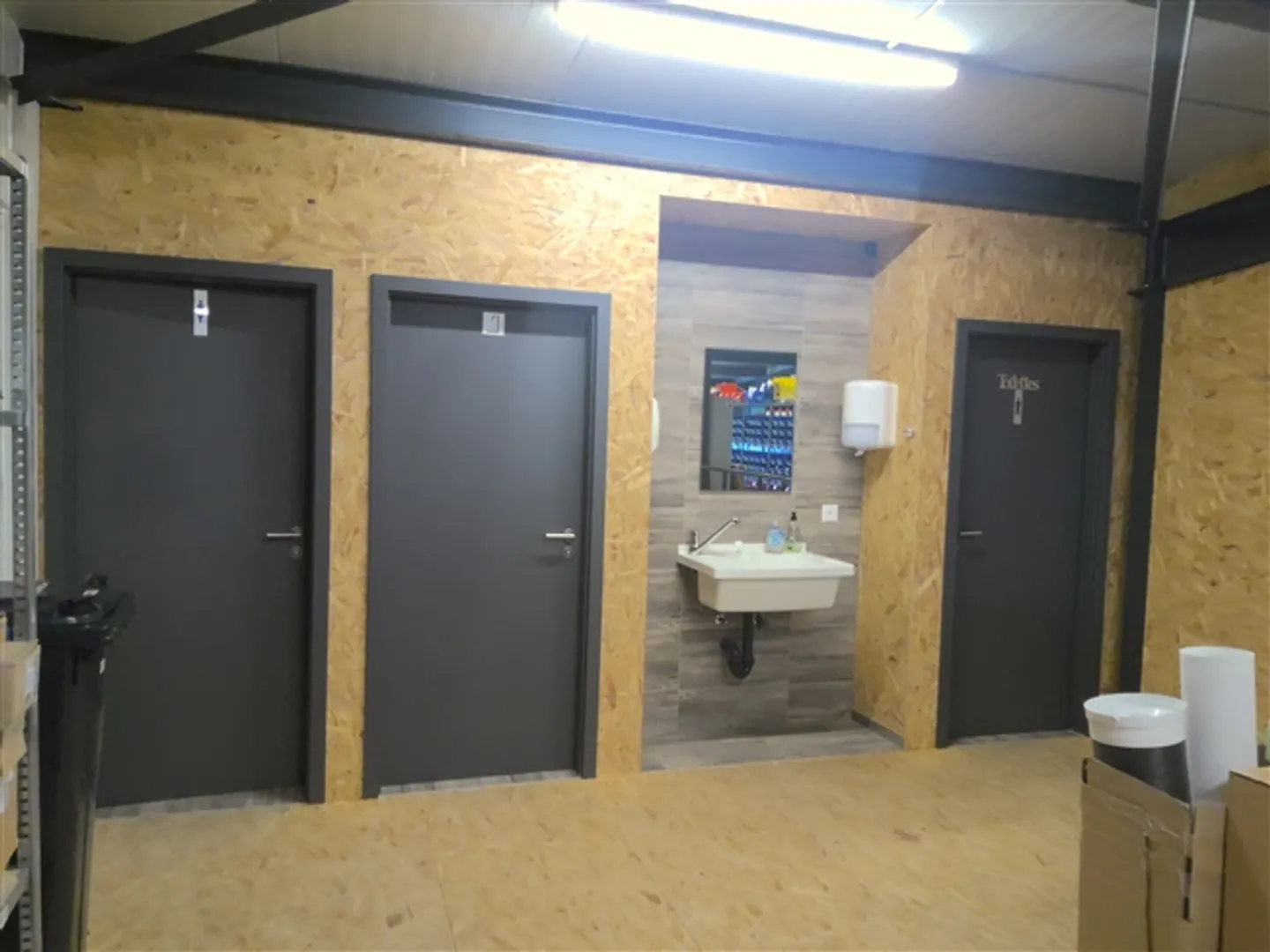 Spazio commerciale e amministrativo di circa 530 m², distribuito su 3 livelli - Foto 8 di 9