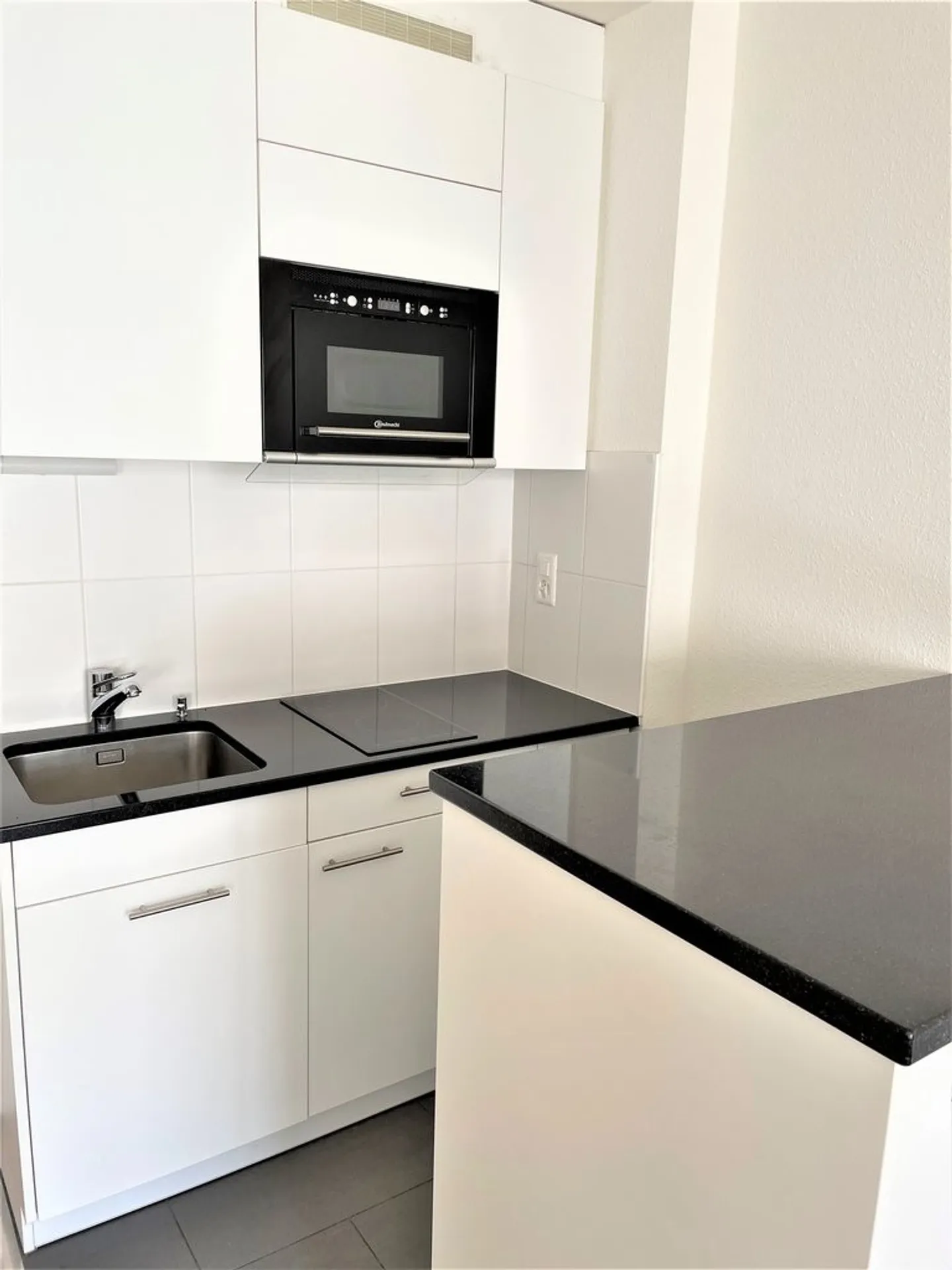 Petit studio rénové aux Paquis - Photo 3 sur 5