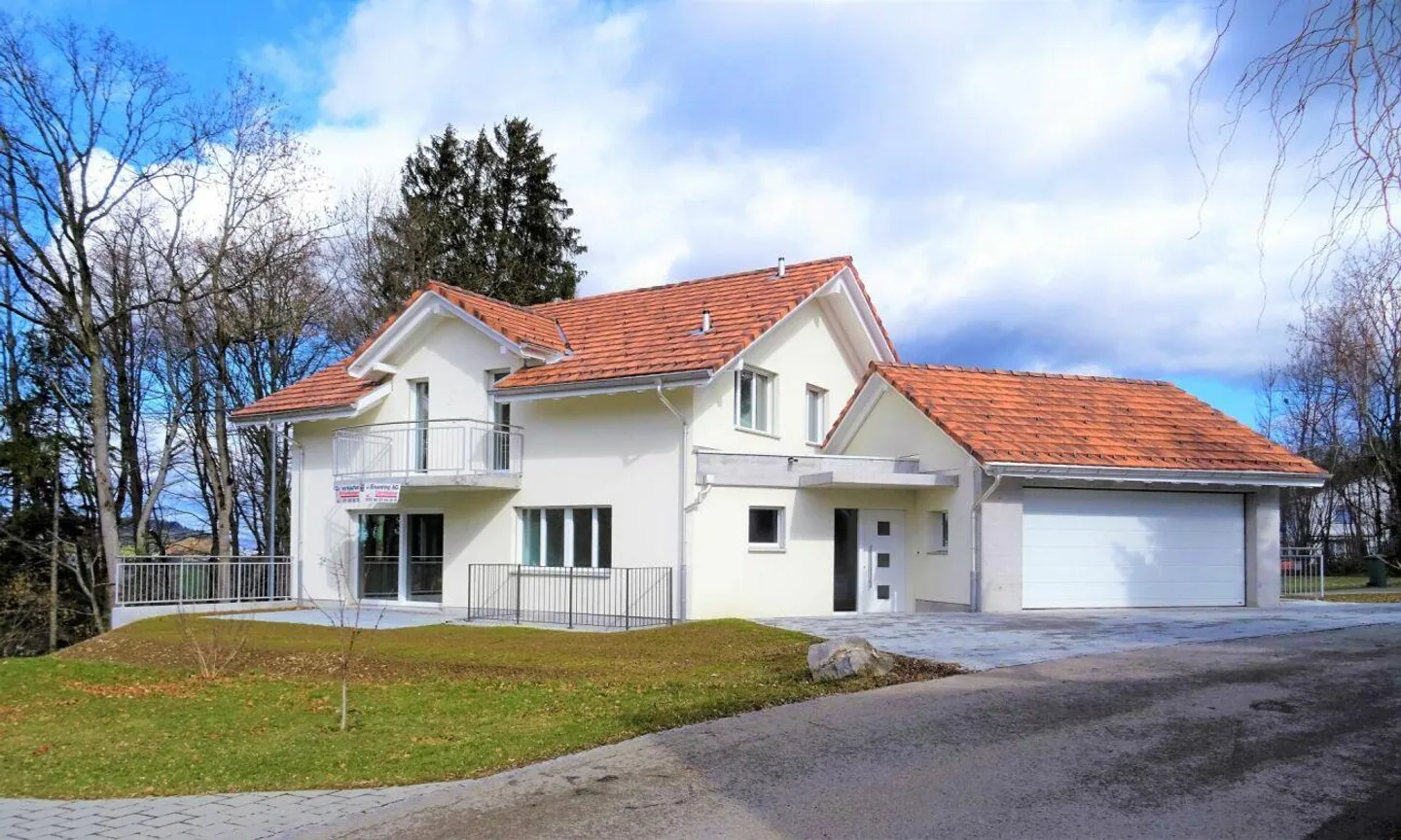 In affitto dal 1 settembre 2026; appartamento di 3,5 locali in una casa bifamiliare a Lütisburg - Foto 2 di 7