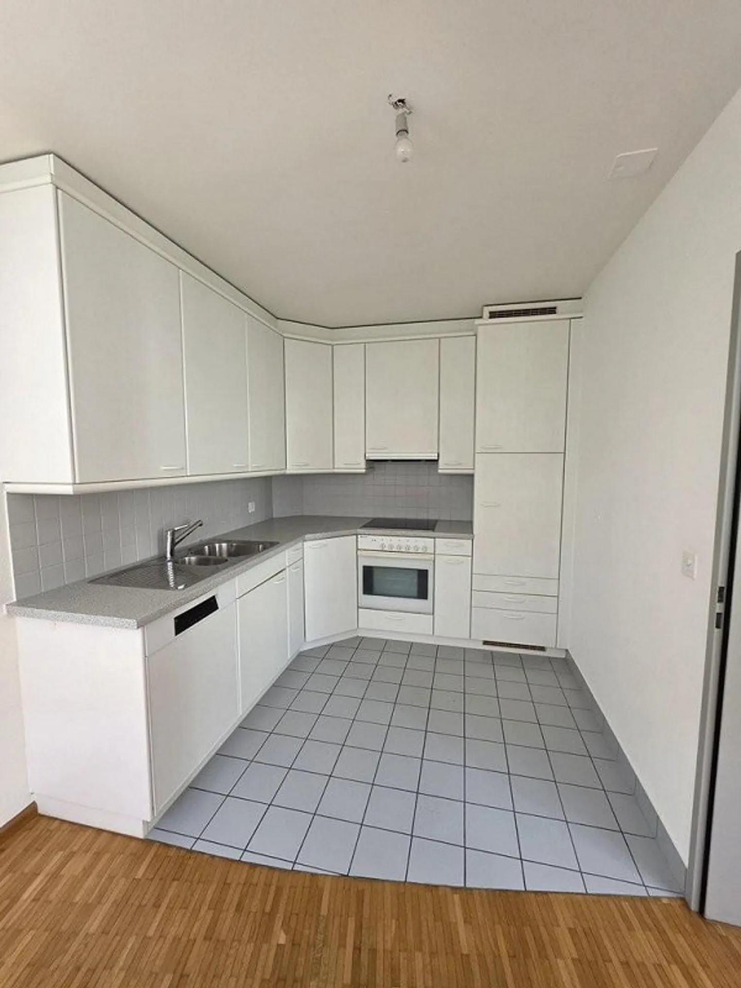 Charming apartment in a central location in Basel - Photo 2 of 8