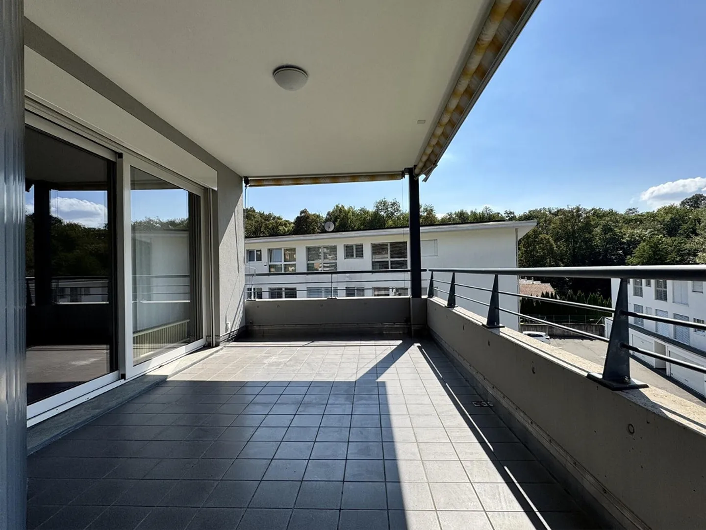 SPAZIOSO ATTICO 4.5 NEL VERDE A PONTE CAPRIASCA - Foto 3 di 9