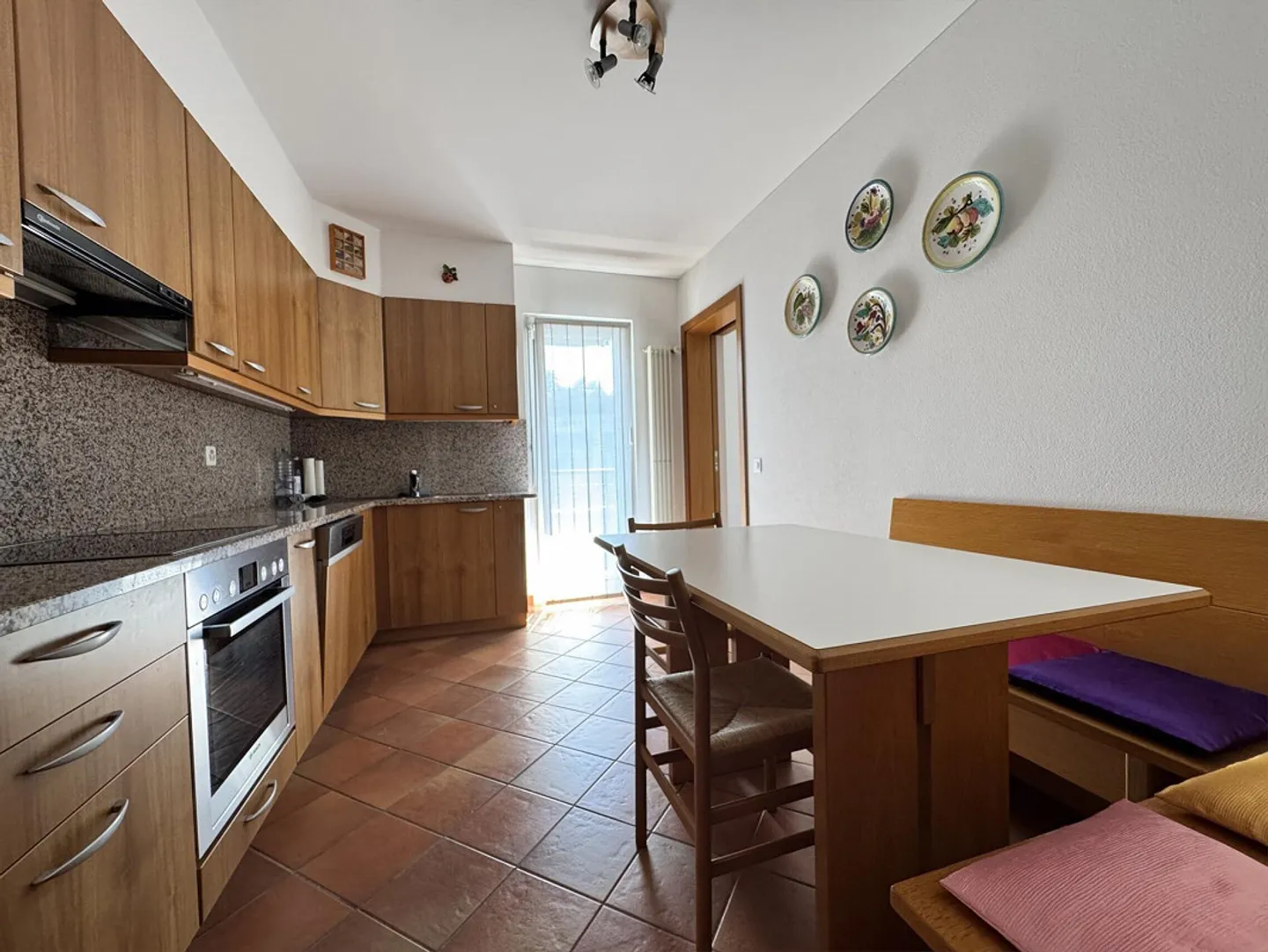 SPAZIOSO ATTICO 4.5 NEL VERDE A PONTE CAPRIASCA - Foto 4 di 9