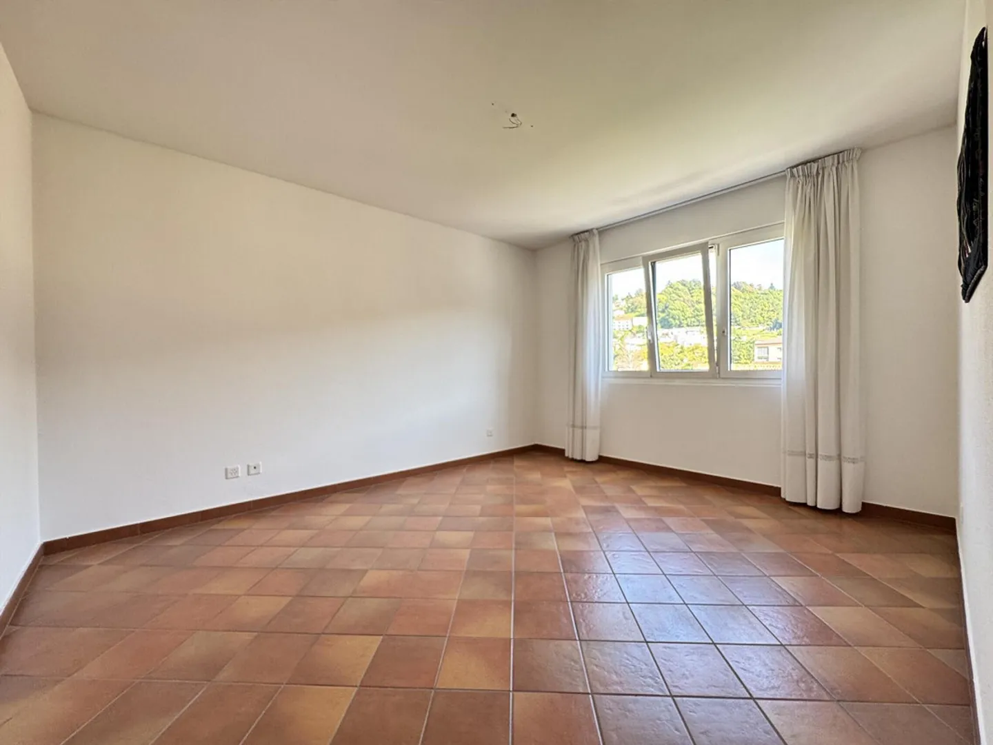 SPAZIOSO ATTICO 4.5 NEL VERDE A PONTE CAPRIASCA - Foto 8 di 9