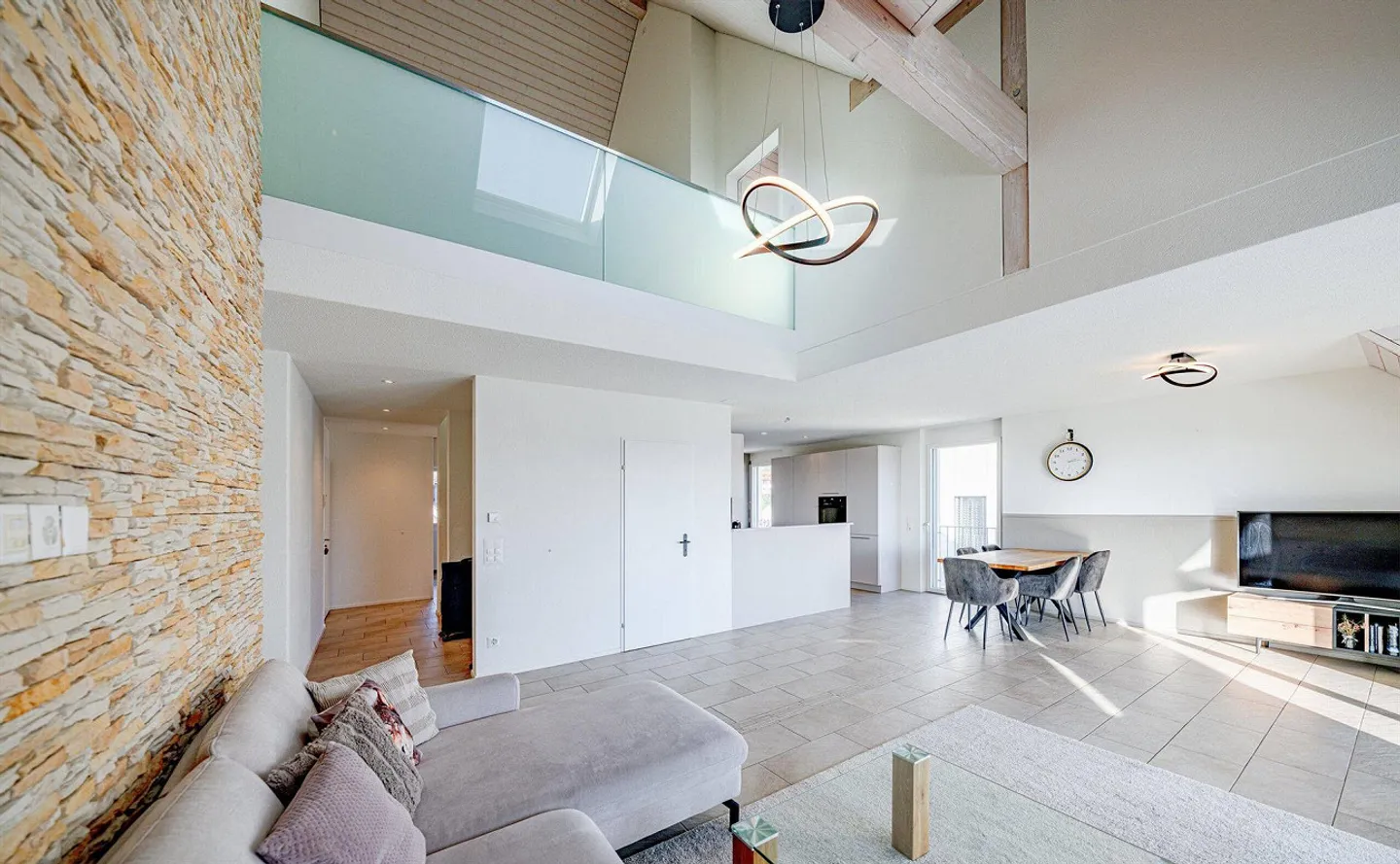 Exceptional Apartment with Terrace - Photo 4 of 5