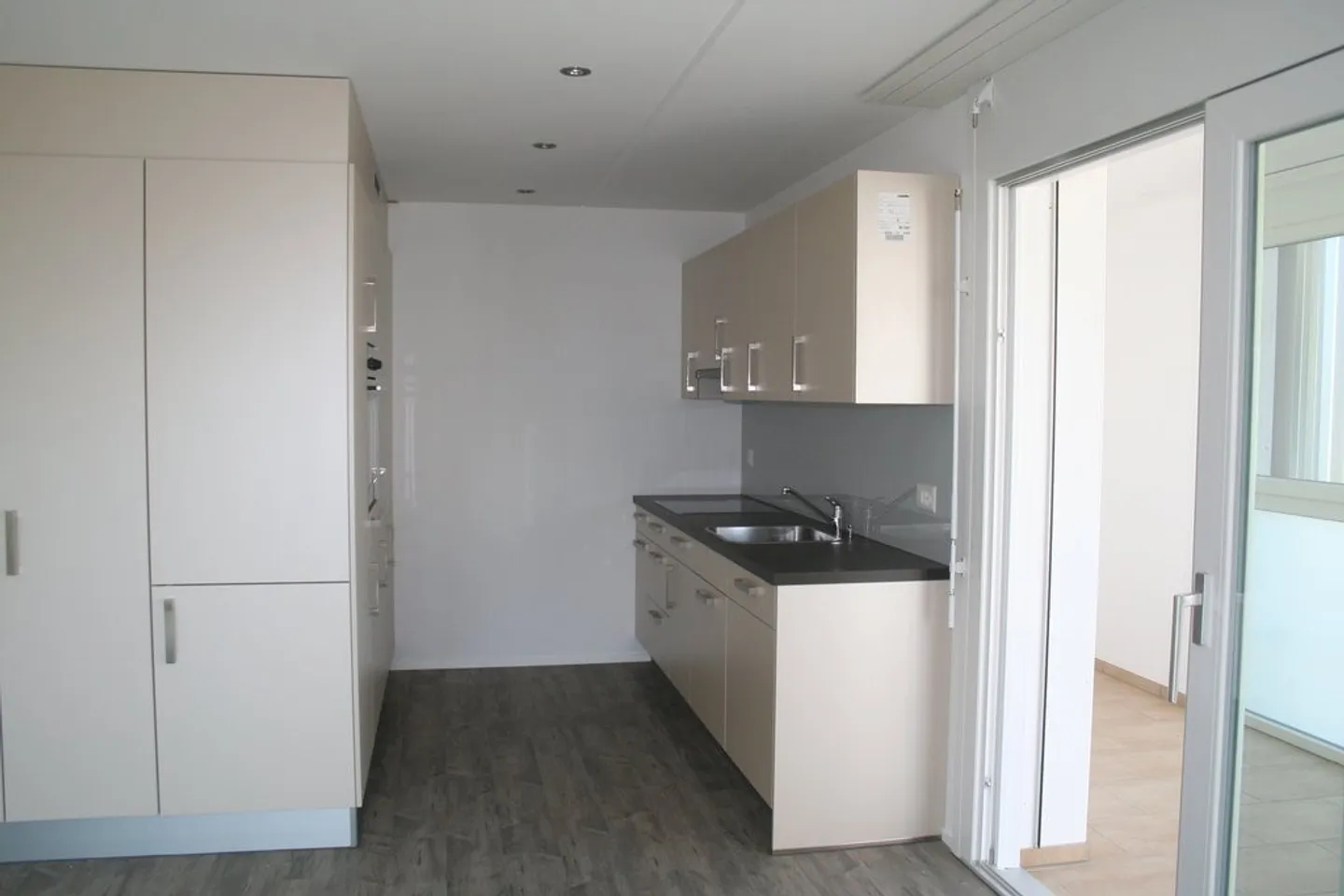 Central et pourtant calme : bel appartement de 2,5 pièces à louer - Photo 4 sur 5