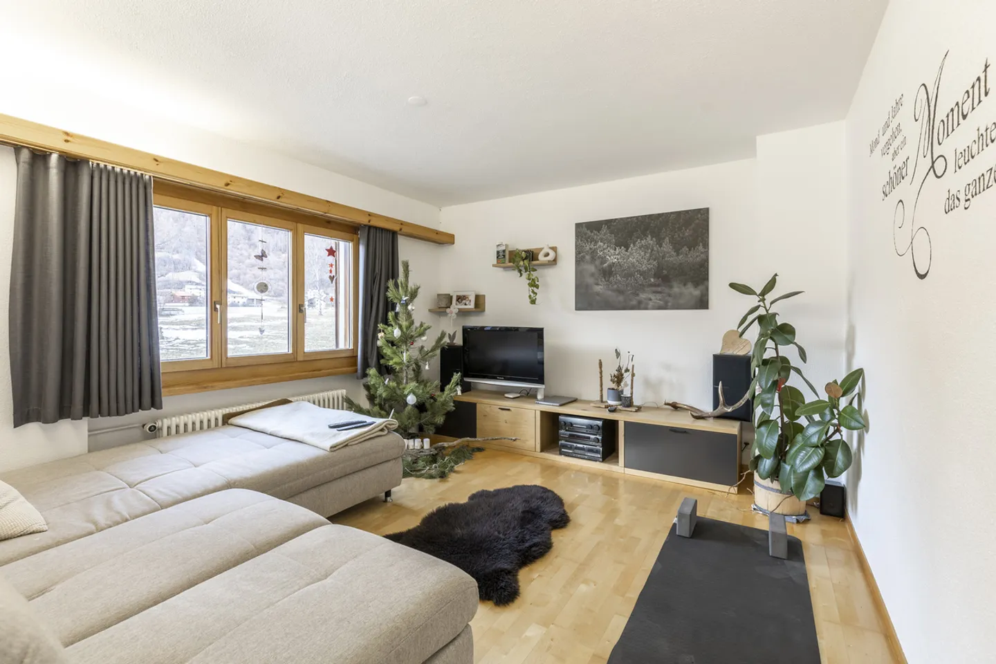 Ideal as a family house or for living and renting - Photo 2 of 6