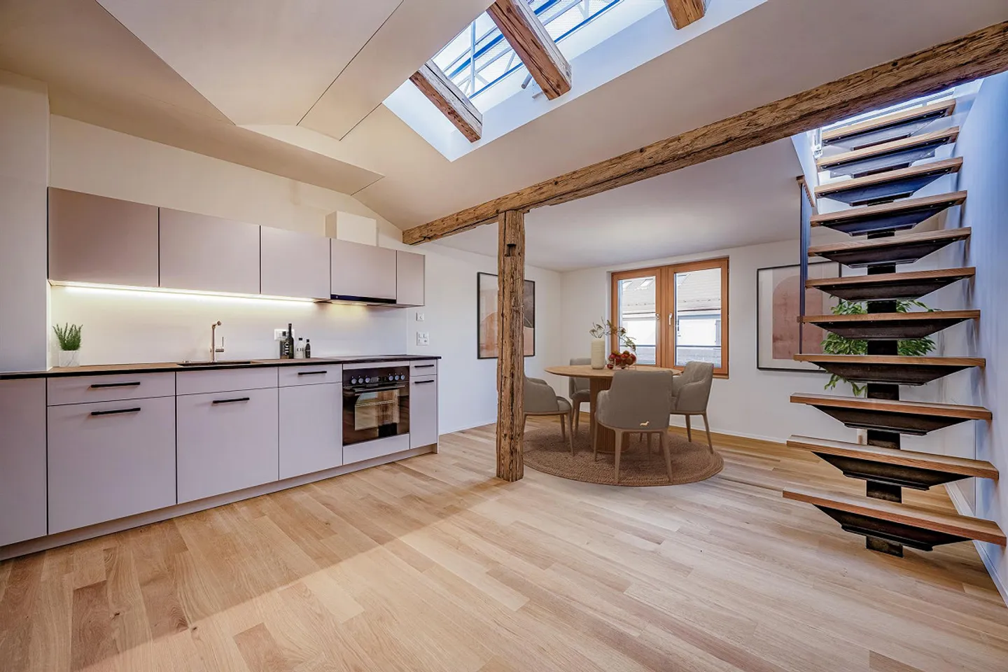 Ein Bijou in der «Zugerrose» – Dachwohnung mit Seeblick & Charakter - Foto 1 von 15