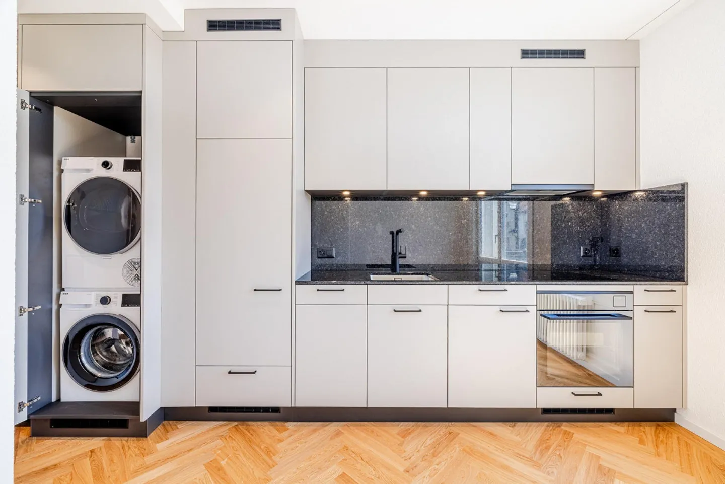 Stylishly renovated apartment with balcony & herringbone parquet - Photo 2 of 8