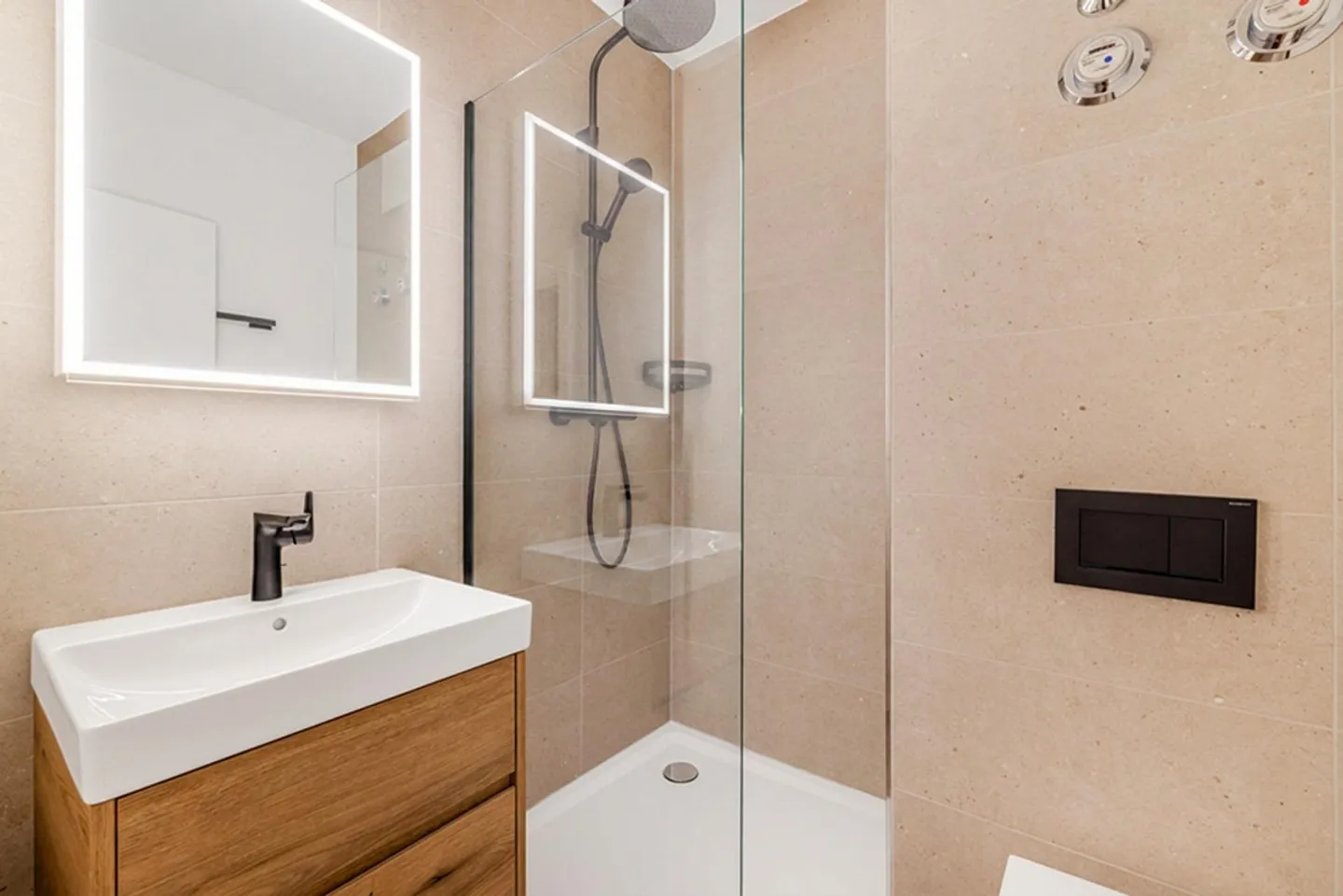Stylishly renovated apartment with balcony & herringbone parquet - Photo 3 of 8