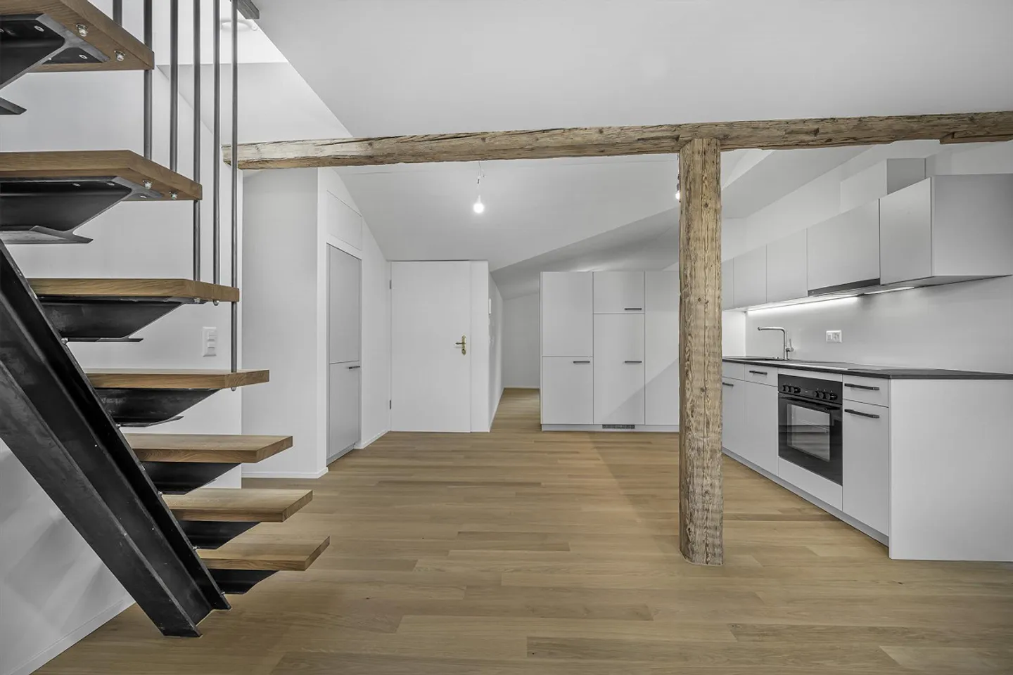 Ein Bijou in der «Zugerrose» – Dachwohnung mit Seeblick & Charakter - Foto 6 von 15