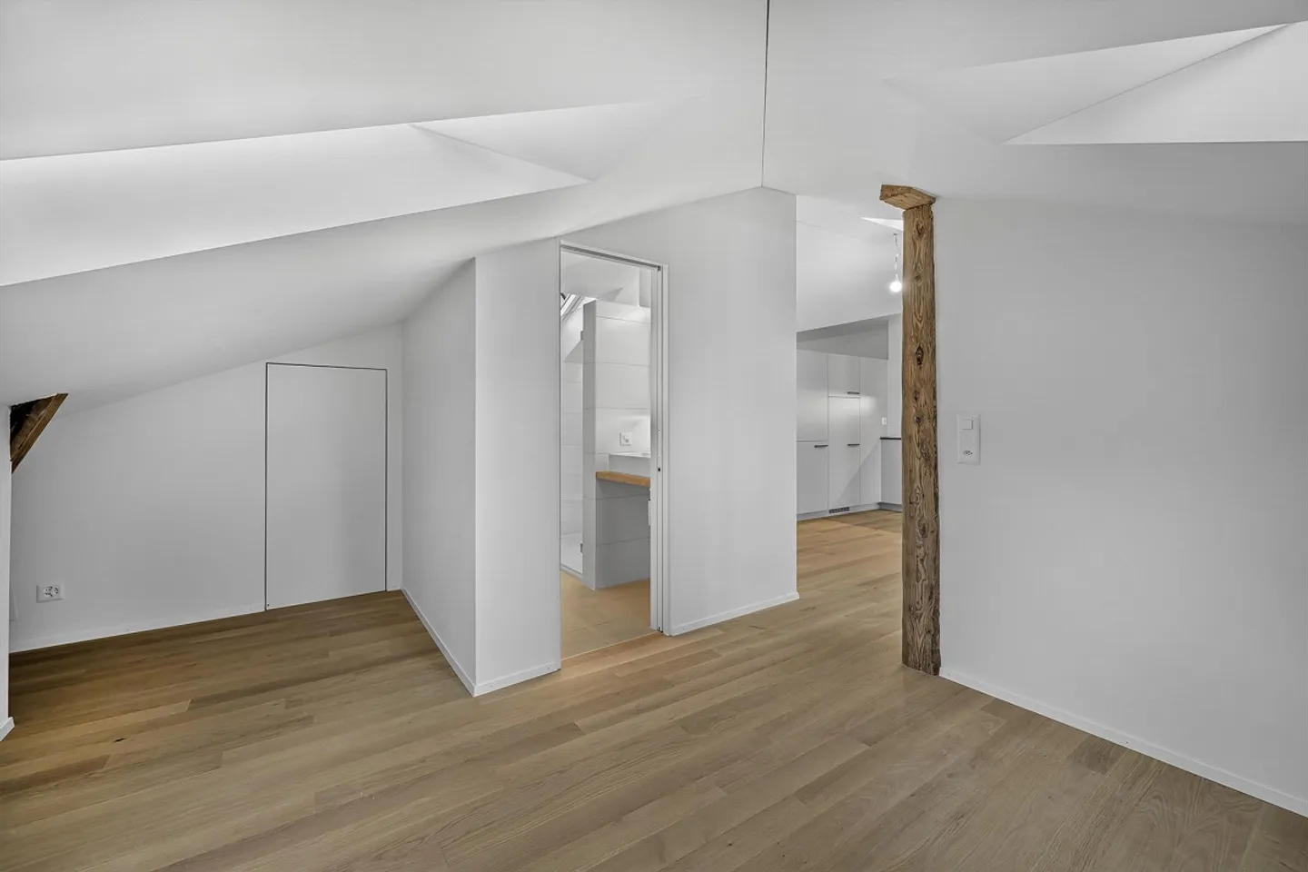 Ein Bijou in der «Zugerrose» – Dachwohnung mit Seeblick & Charakter - Foto 10 von 15