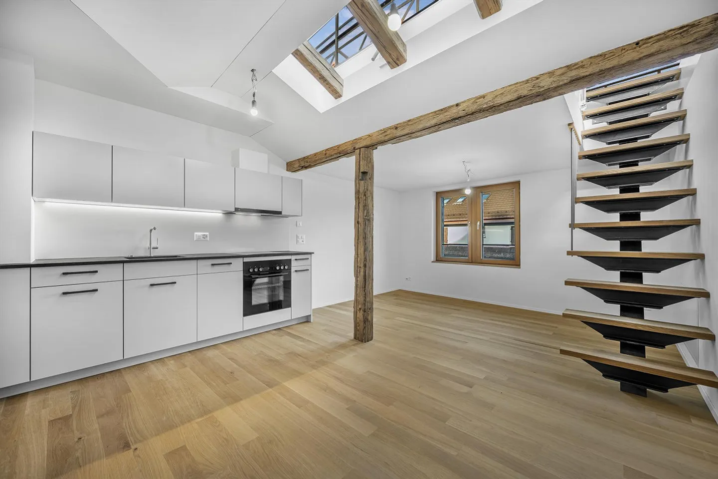 Ein Bijou in der «Zugerrose» – Dachwohnung mit Seeblick & Charakter - Foto 5 von 15