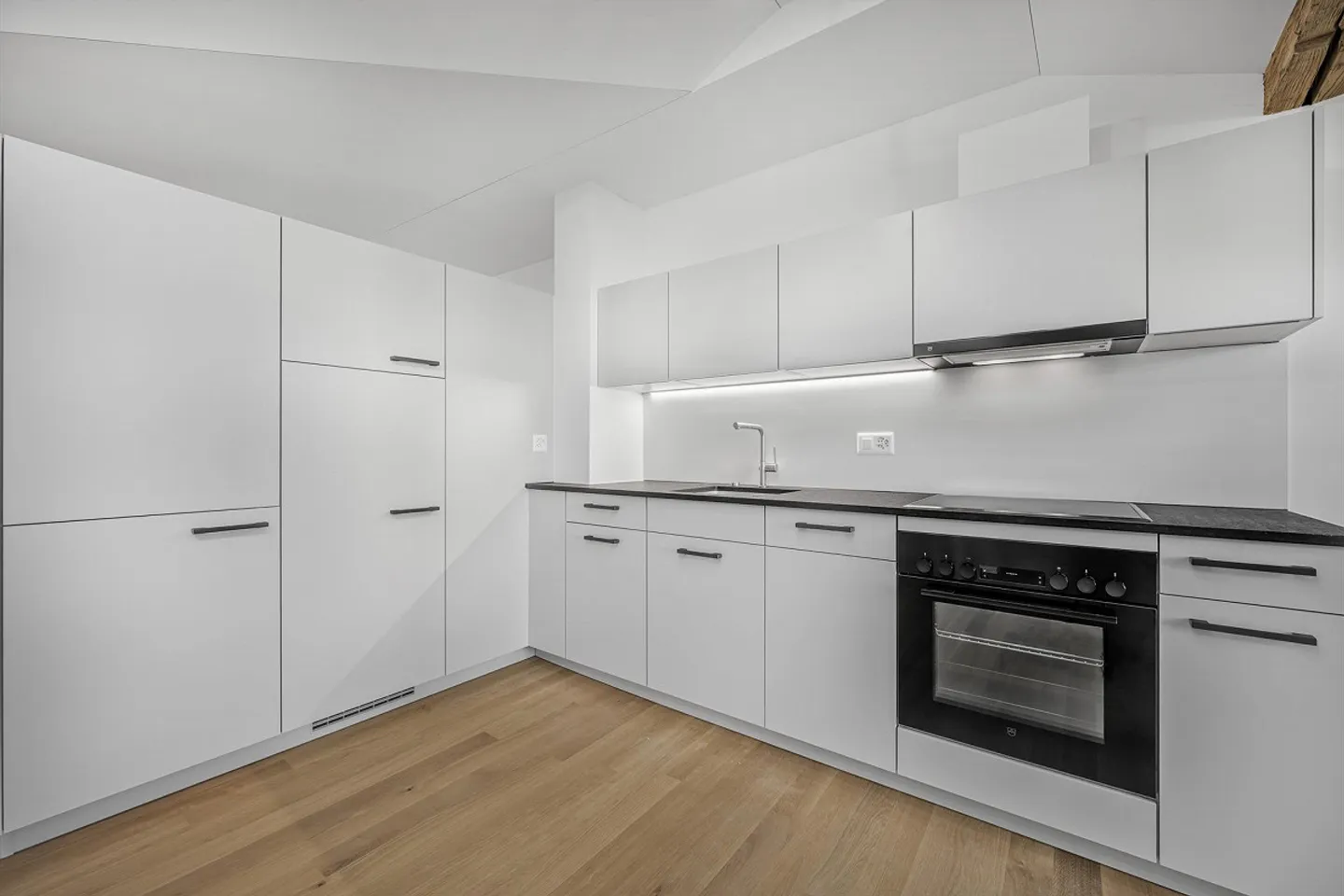 Ein Bijou in der «Zugerrose» – Dachwohnung mit Seeblick & Charakter - Foto 11 von 15