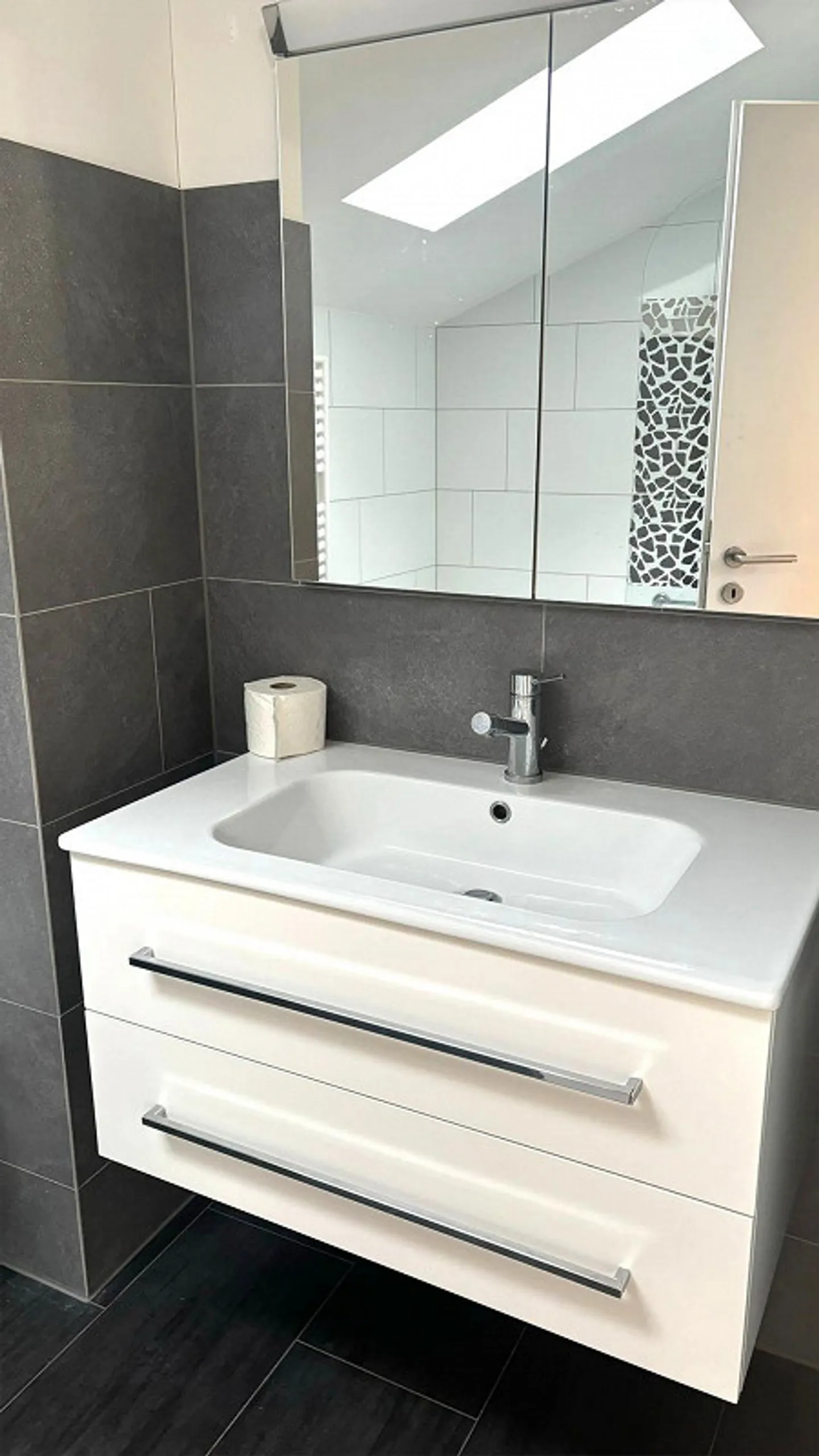 Appartamento mansardato di 2,5 stanze con balcone e lavatrice/asciugatrice privata - Foto 9 di 14