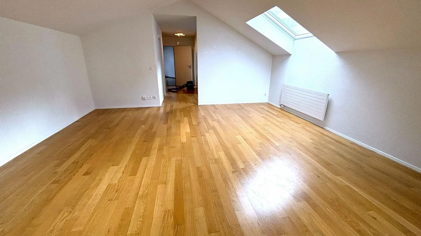 Appartamento mansardato di 2,5 stanze con balcone e lavatrice/asciugatrice privata - Foto 3 di 14