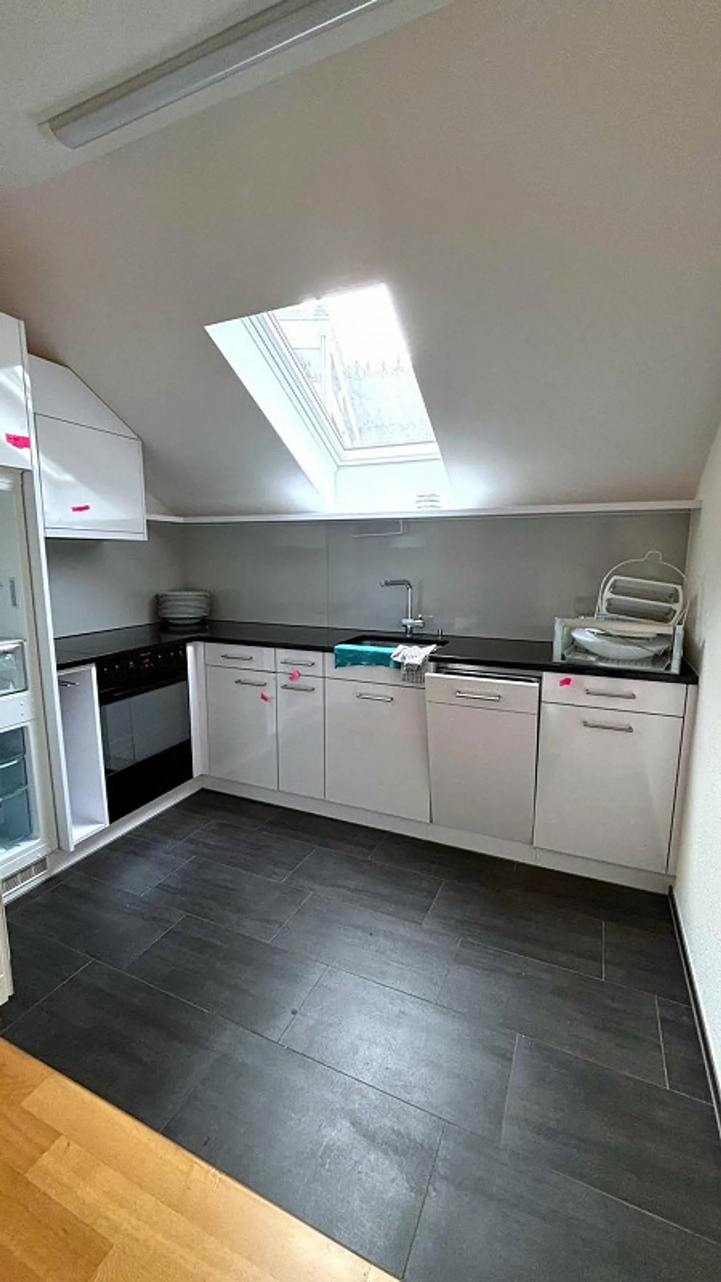 Appartamento mansardato di 2,5 stanze con balcone e lavatrice/asciugatrice privata - Foto 4 di 14