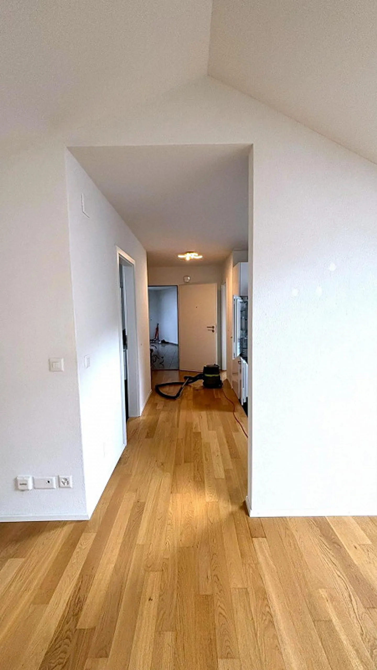 Appartamento mansardato di 2,5 stanze con balcone e lavatrice/asciugatrice privata - Foto 6 di 14