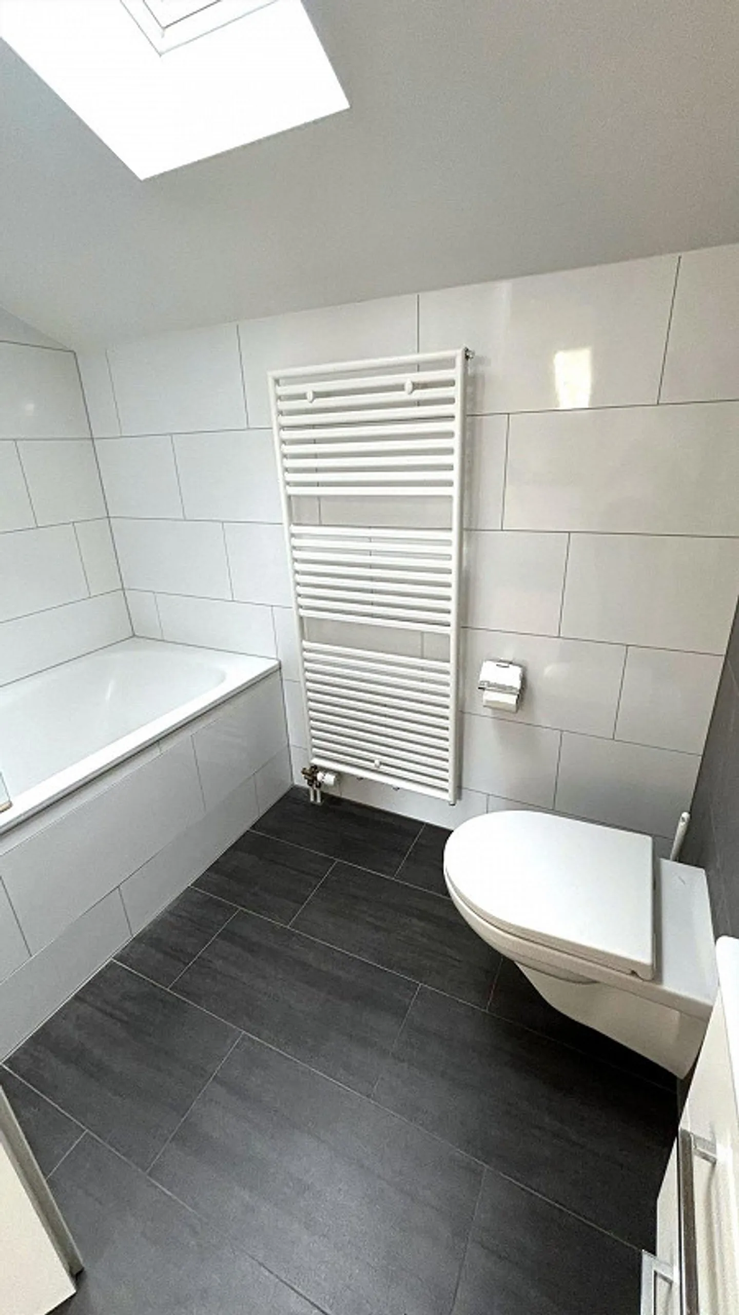 Appartamento mansardato di 2,5 stanze con balcone e lavatrice/asciugatrice privata - Foto 10 di 14