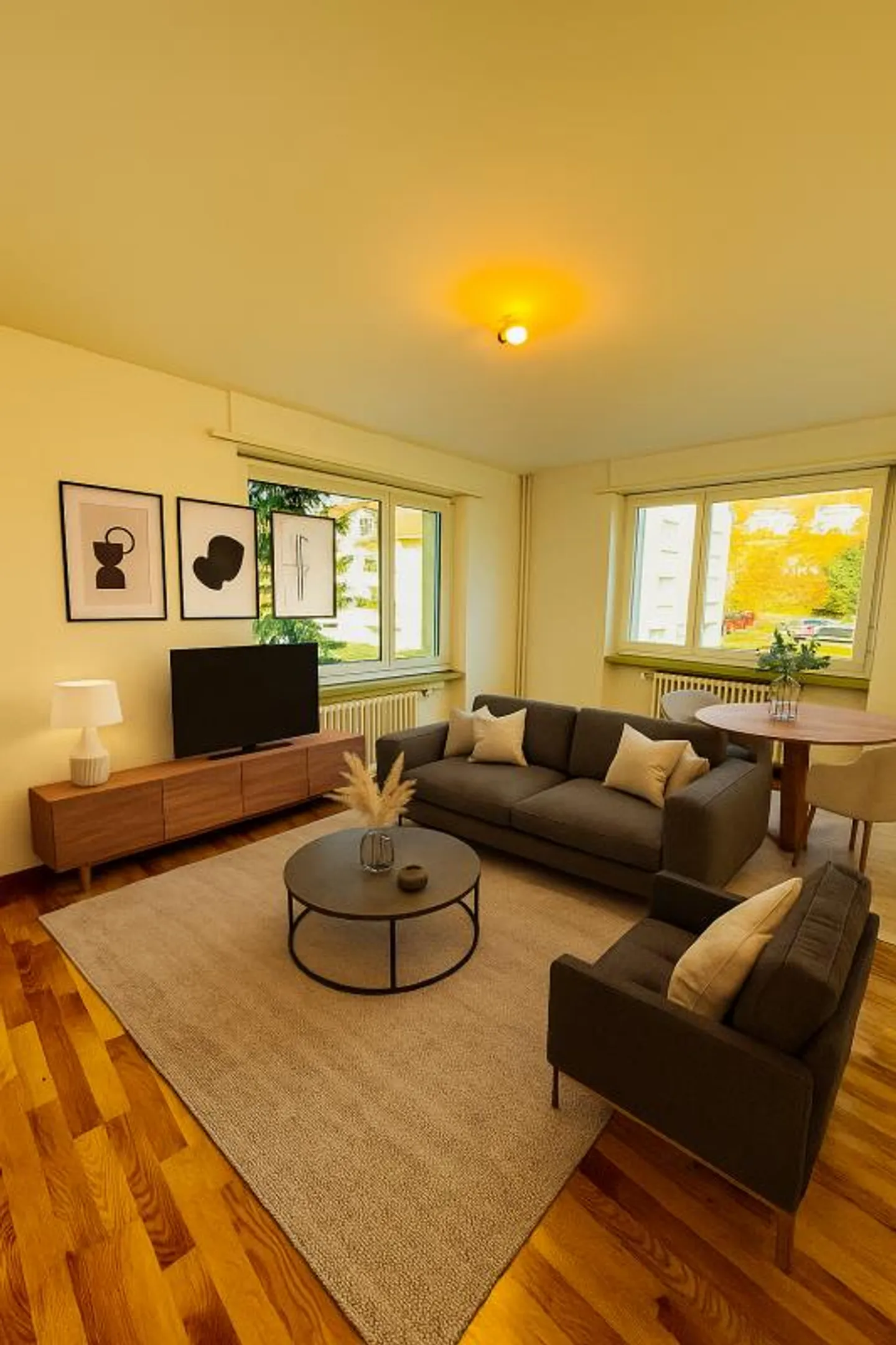 Quiet apartment in sunny neighborhood - Photo 2 of 5