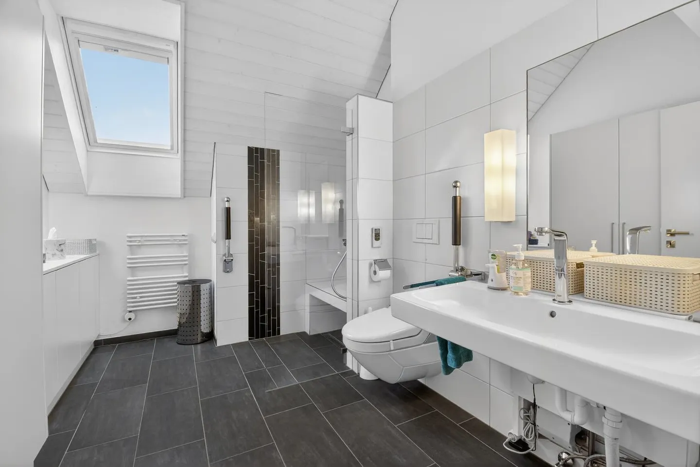 RESERVIERT Moderne 5.5-Zimmer-Maisonette-Wohnung mit unverbaubarer Sicht - Photo 7 sur 13